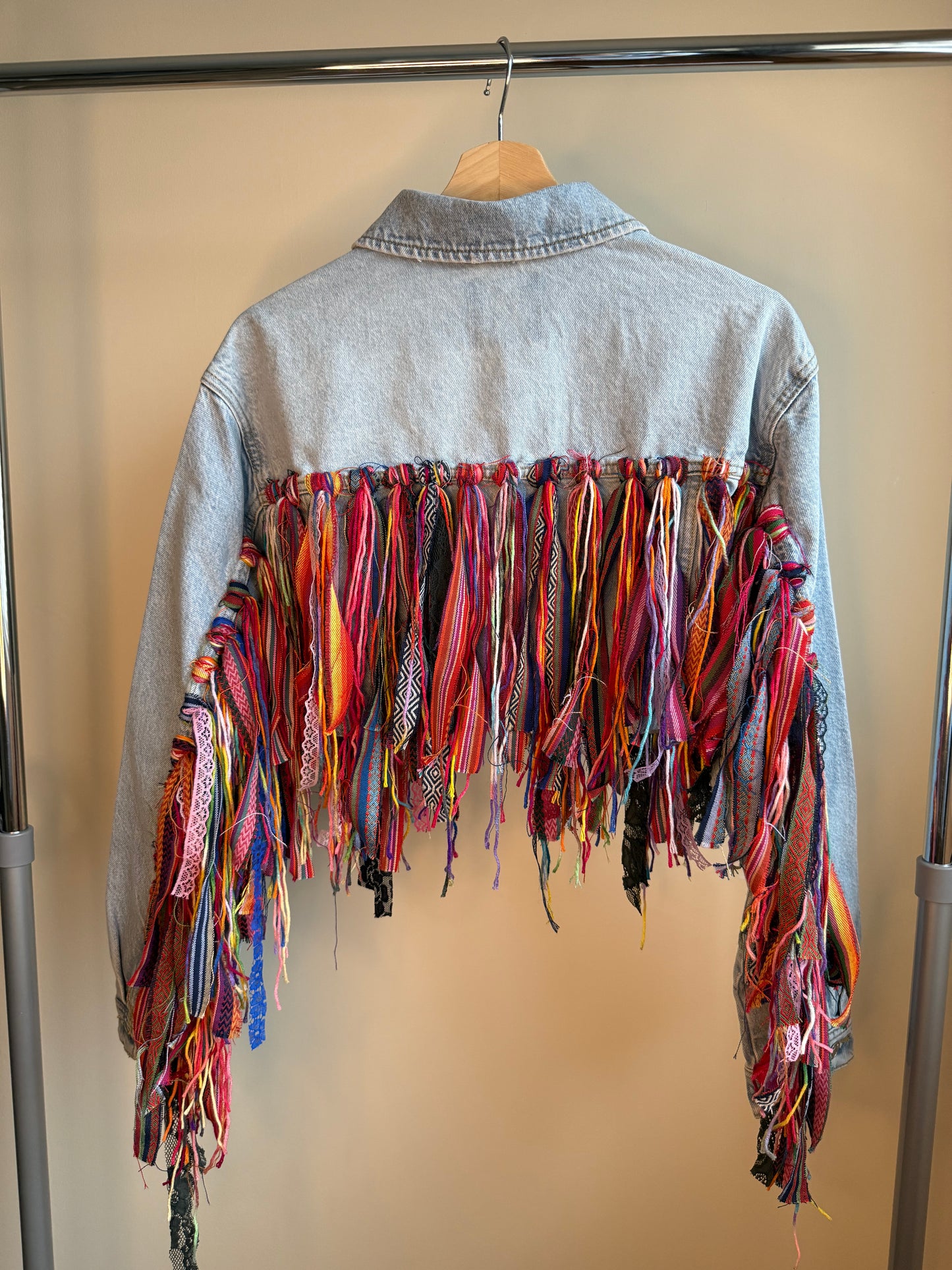 aaaTASSELBoho’ cropped denim jacket