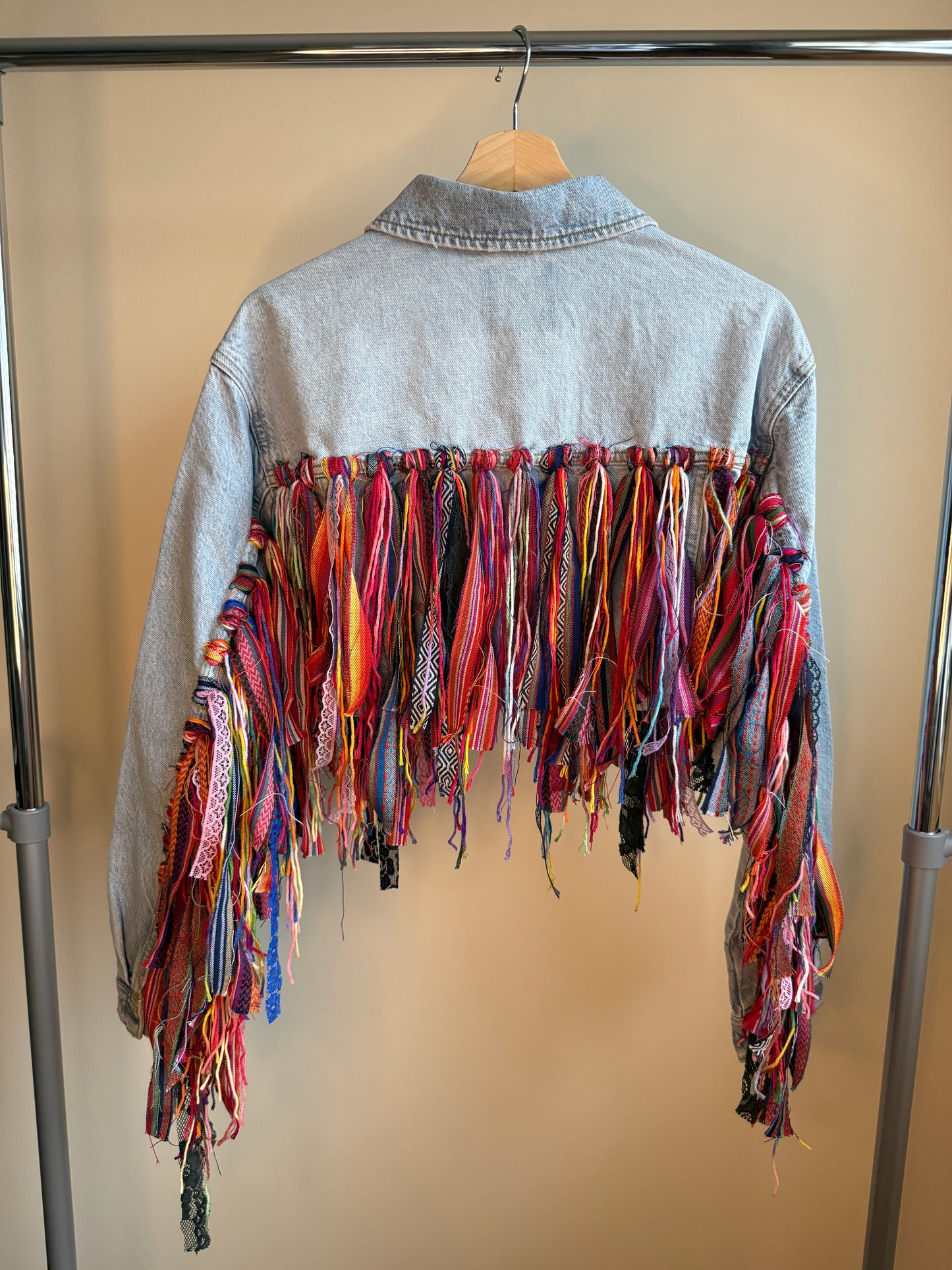 aaaTASSELBoho’ cropped denim jacket
