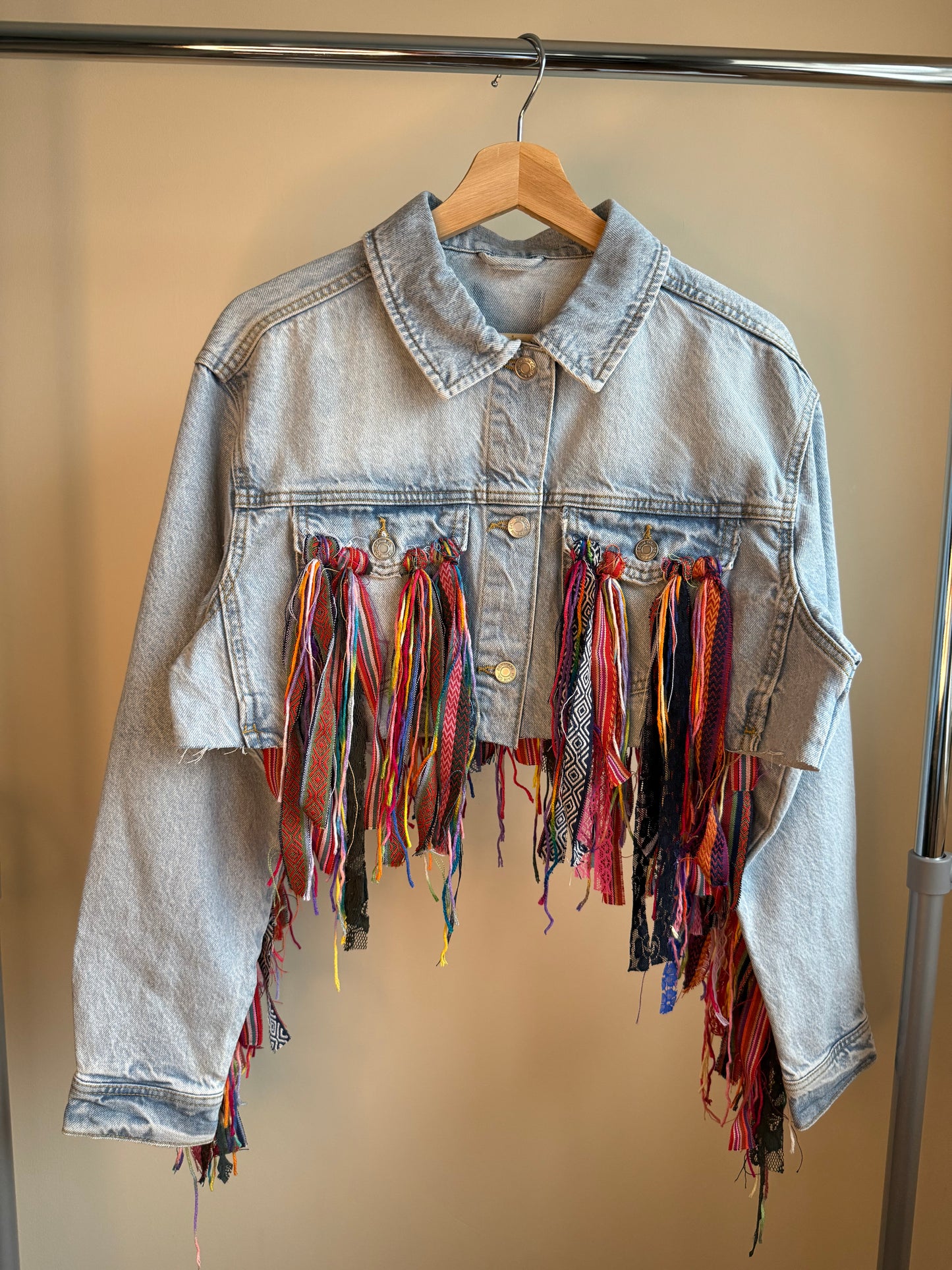 aaaTASSELBoho’ cropped denim jacket