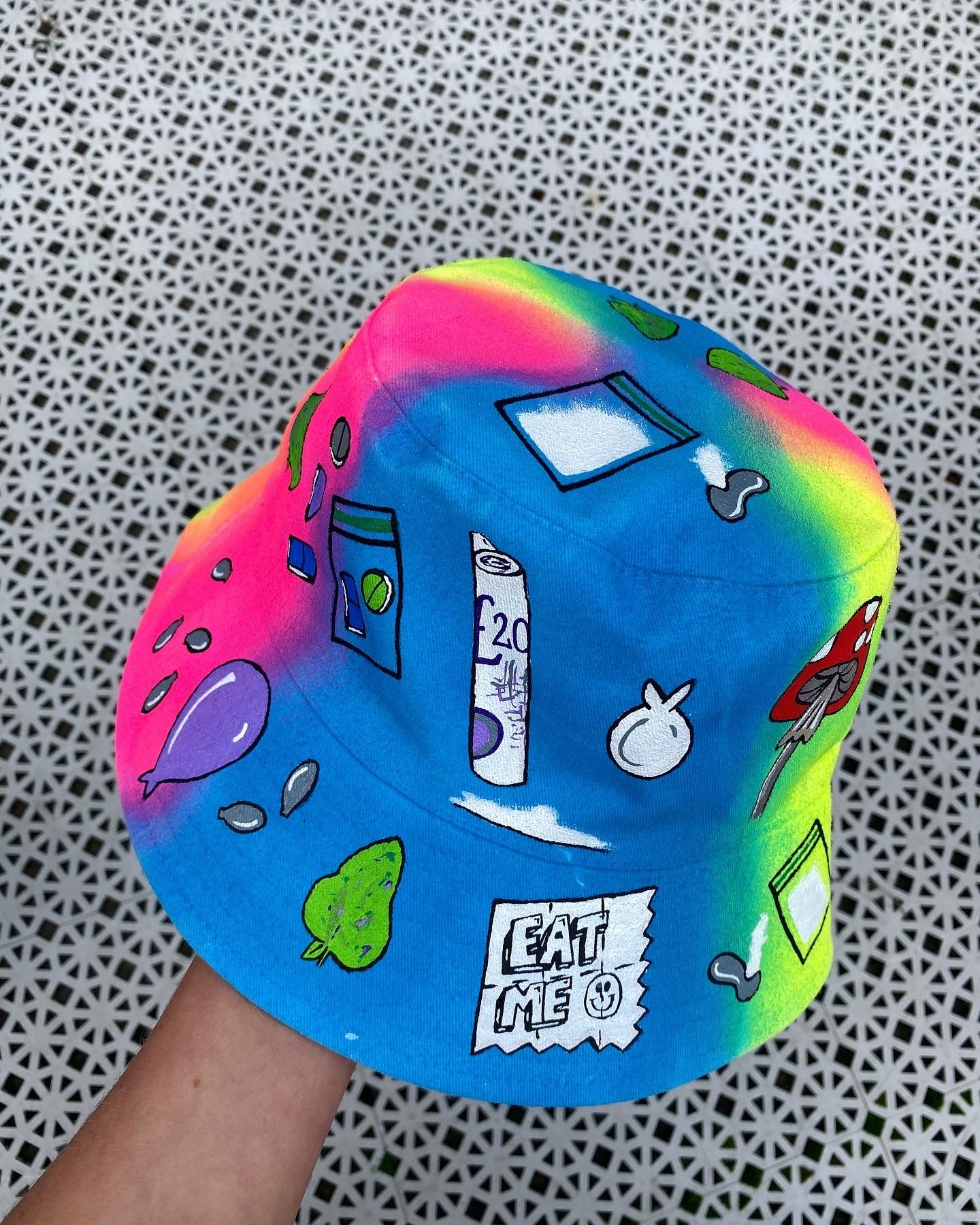 ‘zNEVER STOP THE RAVE’ bucket hat