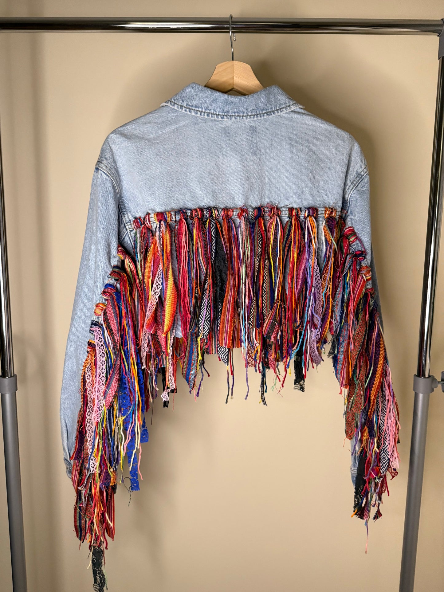 aaaTASSELBoho’ cropped denim jacket