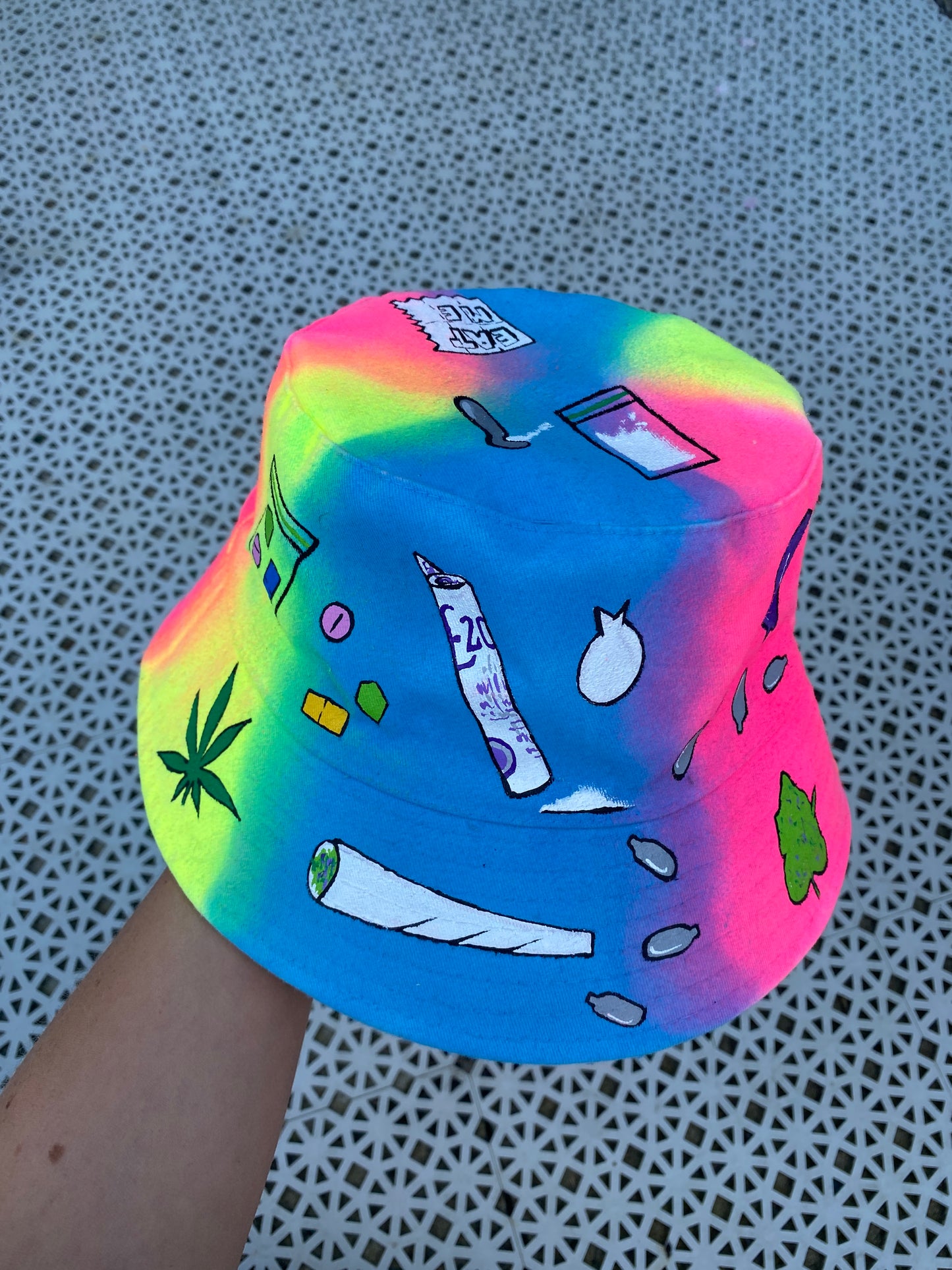 ‘zLYING TO THE PIGS’ bucket hat