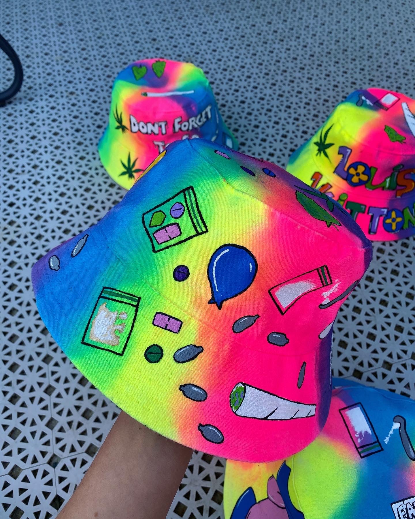 ‘zTELL ME YOU LOVE TECHNO’ bucket hat