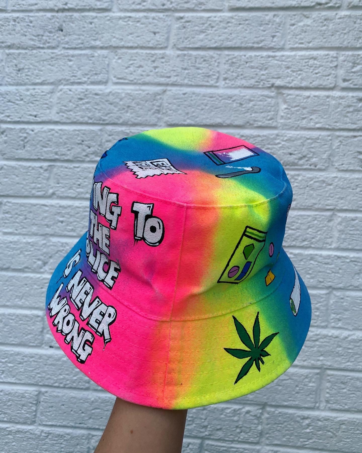 ‘zLYING TO THE PIGS’ bucket hat