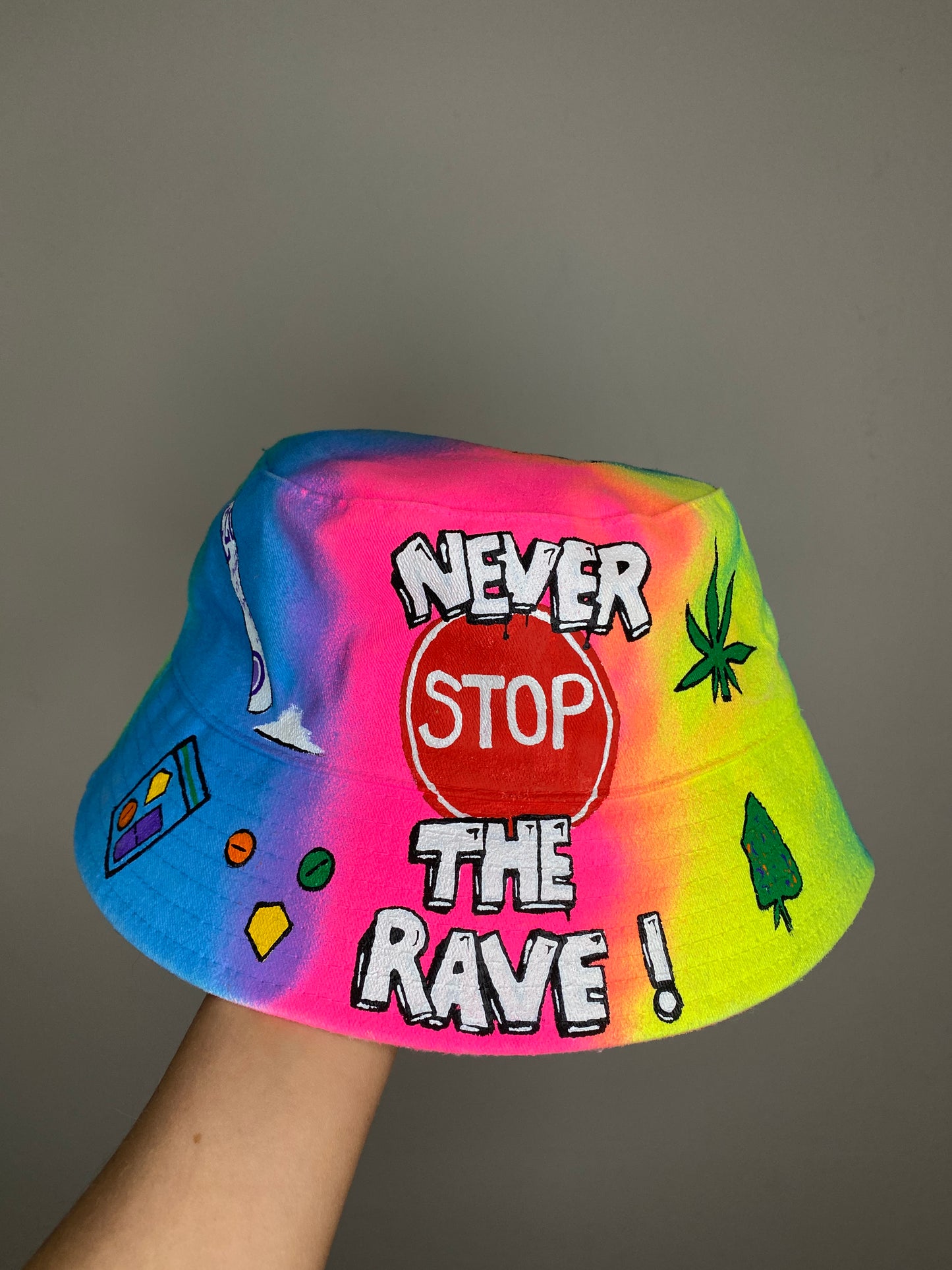 ‘zNEVER STOP THE RAVE’ bucket hat