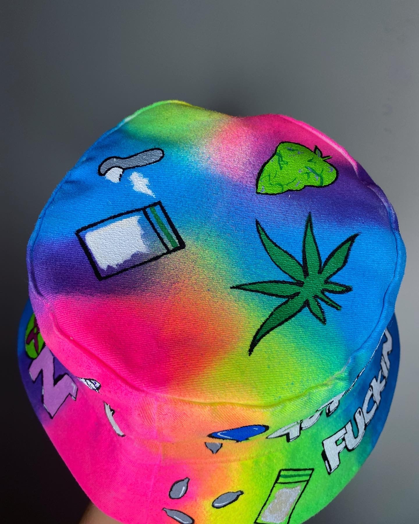 ‘zMD*MA GOT ME FEELING’ bucket hat