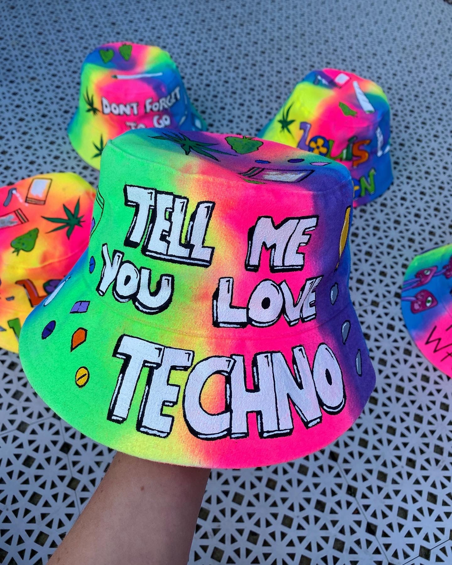 ‘zTELL ME YOU LOVE TECHNO’ bucket hat