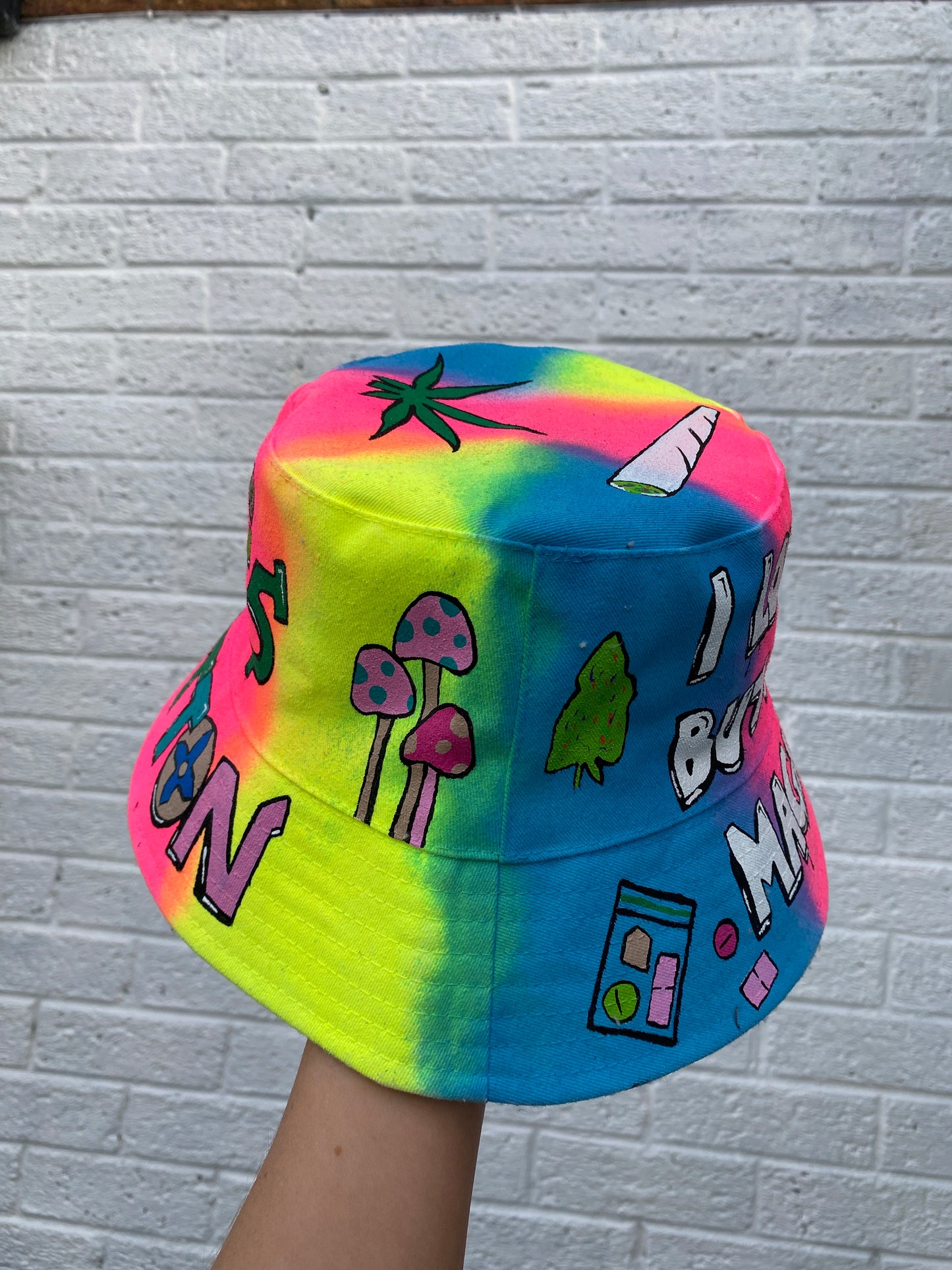 z’LOUISXC0KEWH*RE’ bucket hat