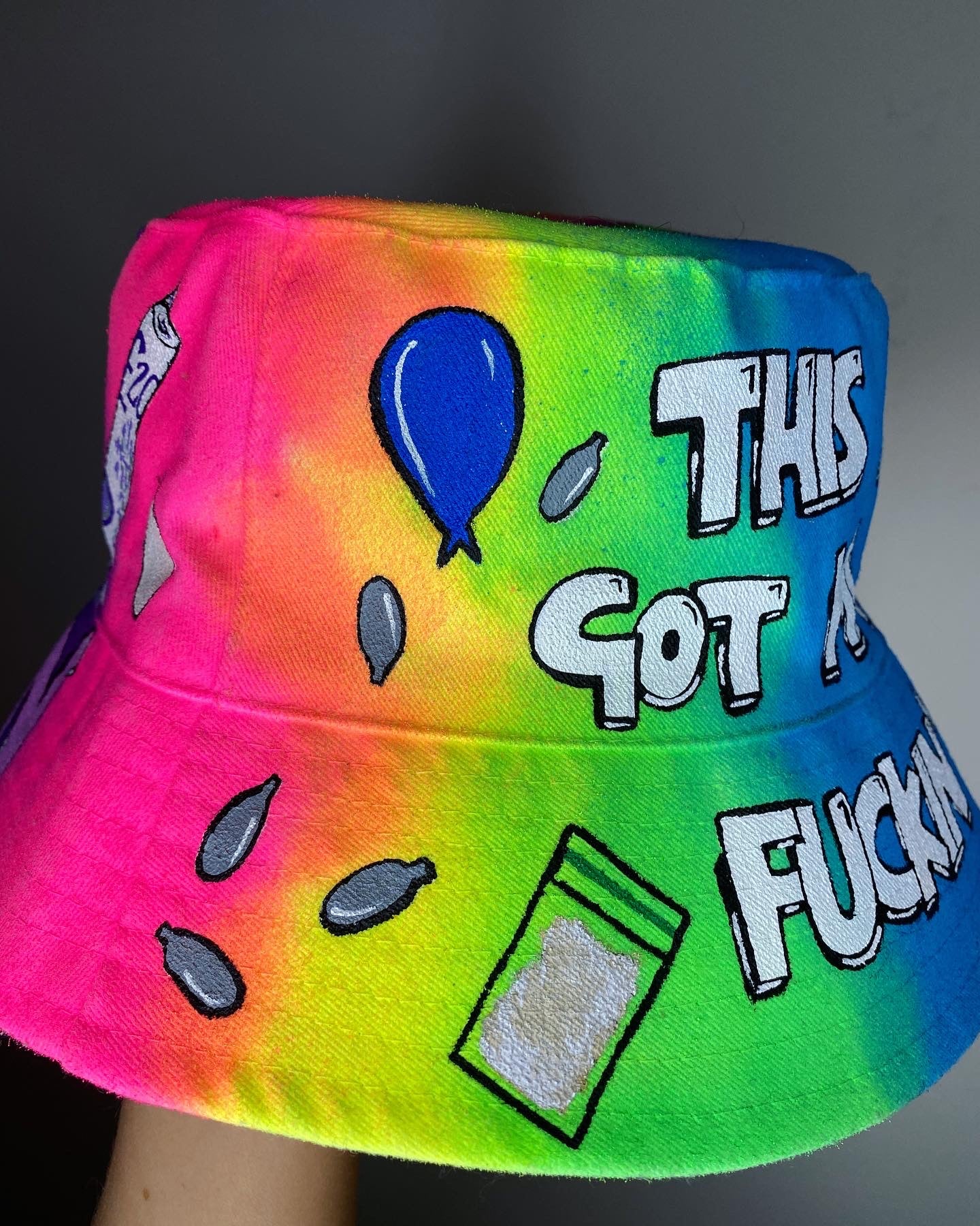‘zMD*MA GOT ME FEELING’ bucket hat