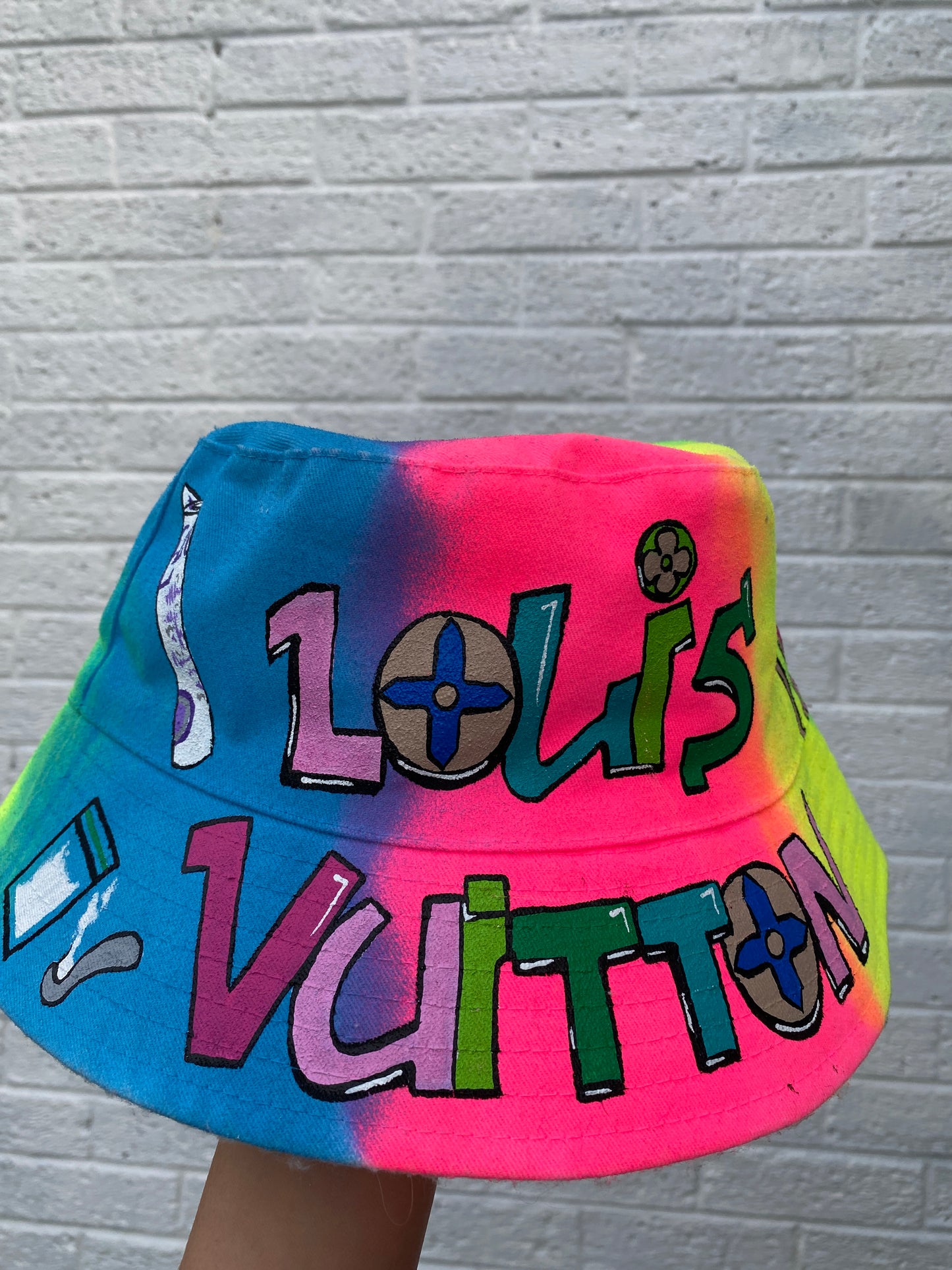 z’LOUISXC0KEWH*RE’ bucket hat