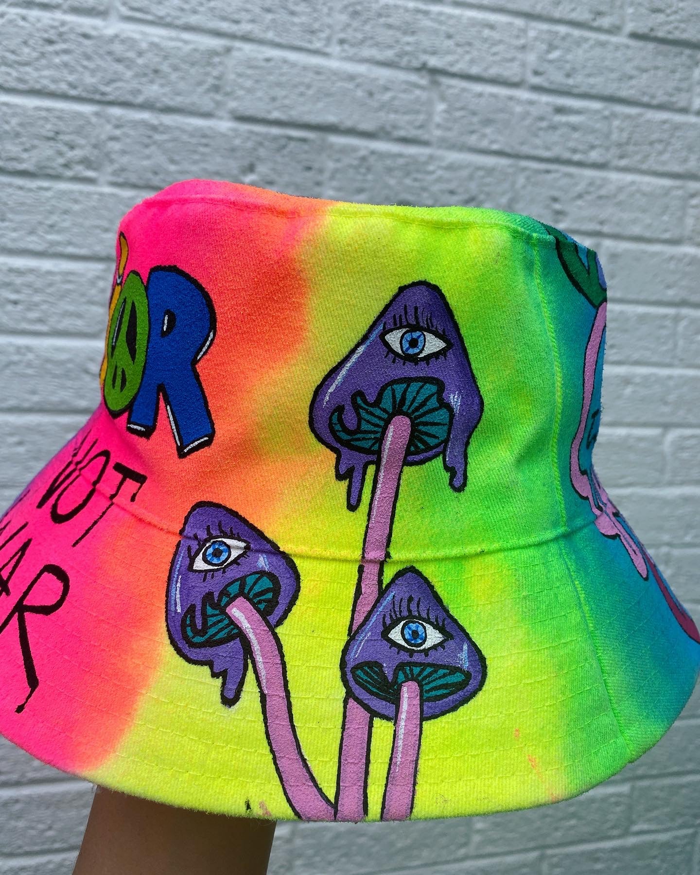 ‘zSTAY TRIPPY’ bucket hat