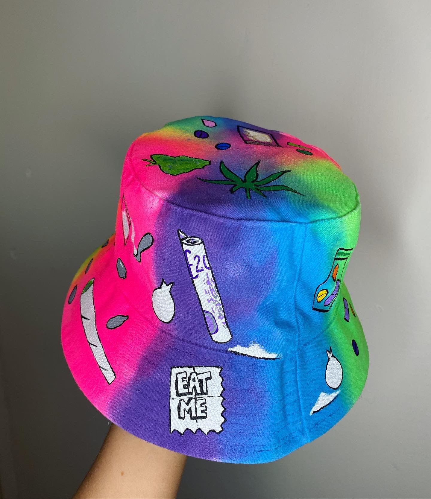 ‘zTELL ME YOU LOVE TECHNO’ bucket hat