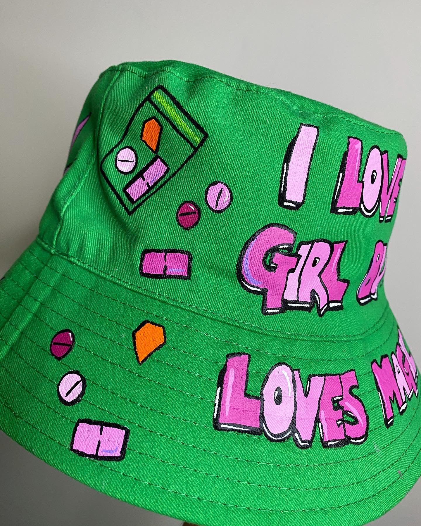 ‘zSHE LOVES MAGIC MORE’ bucket hat