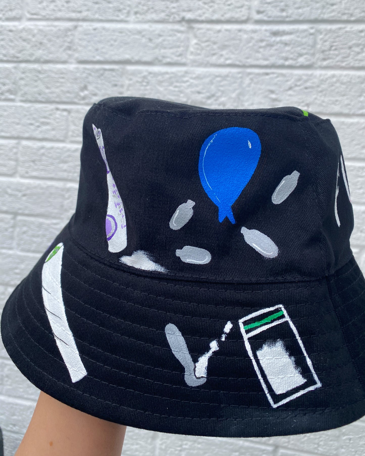 ‘zF THE PIGS’ bucket hat