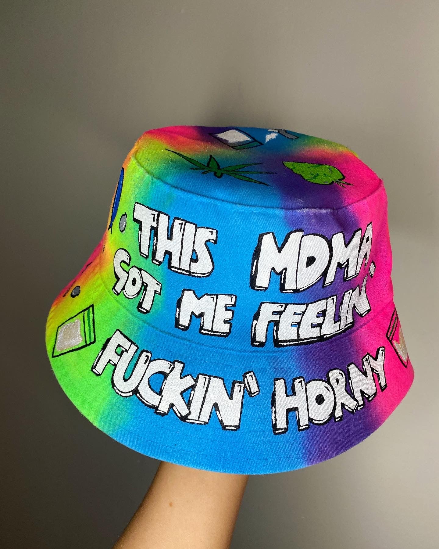 ‘zMD*MA GOT ME FEELING’ bucket hat