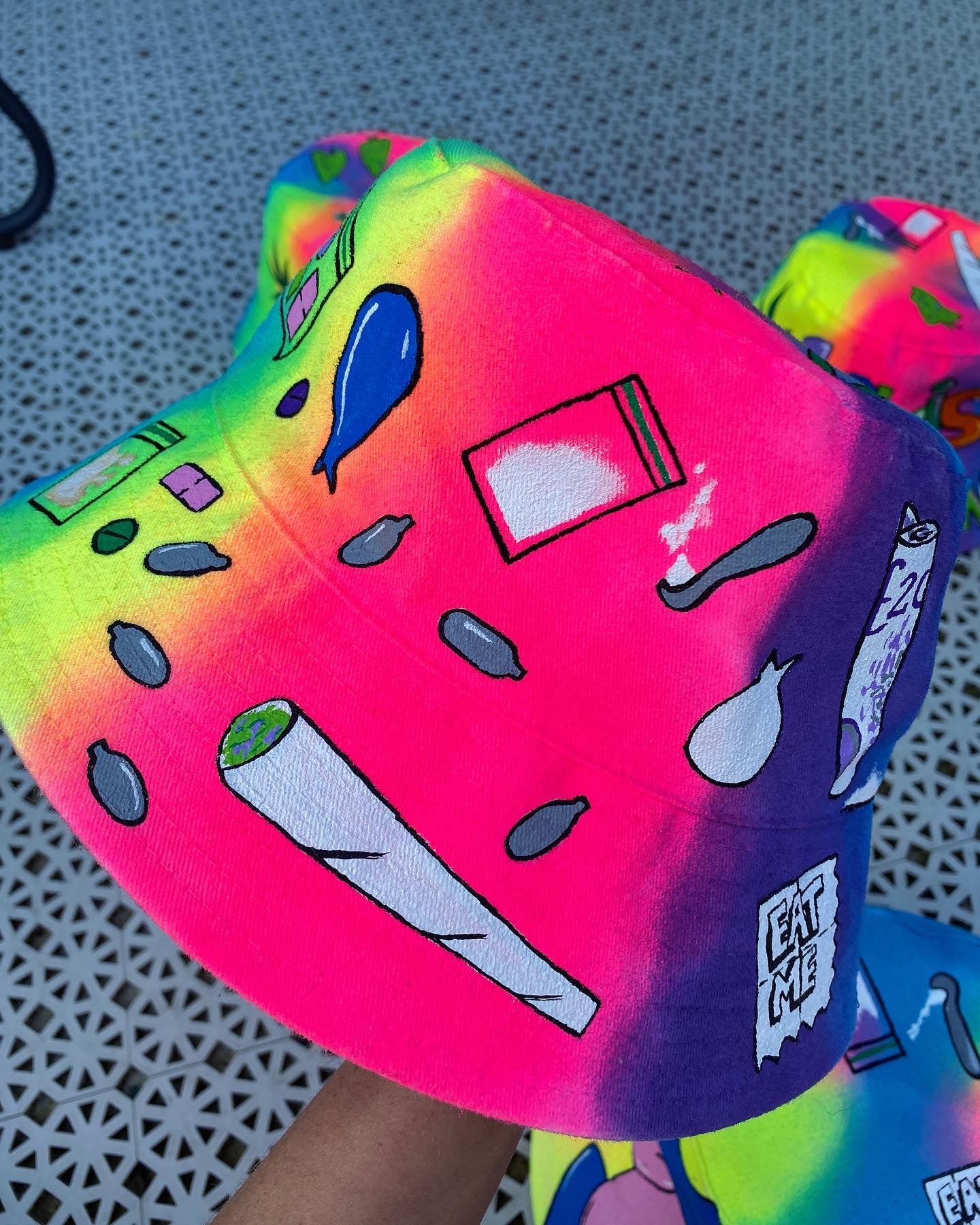 ‘zTELL ME YOU LOVE TECHNO’ bucket hat