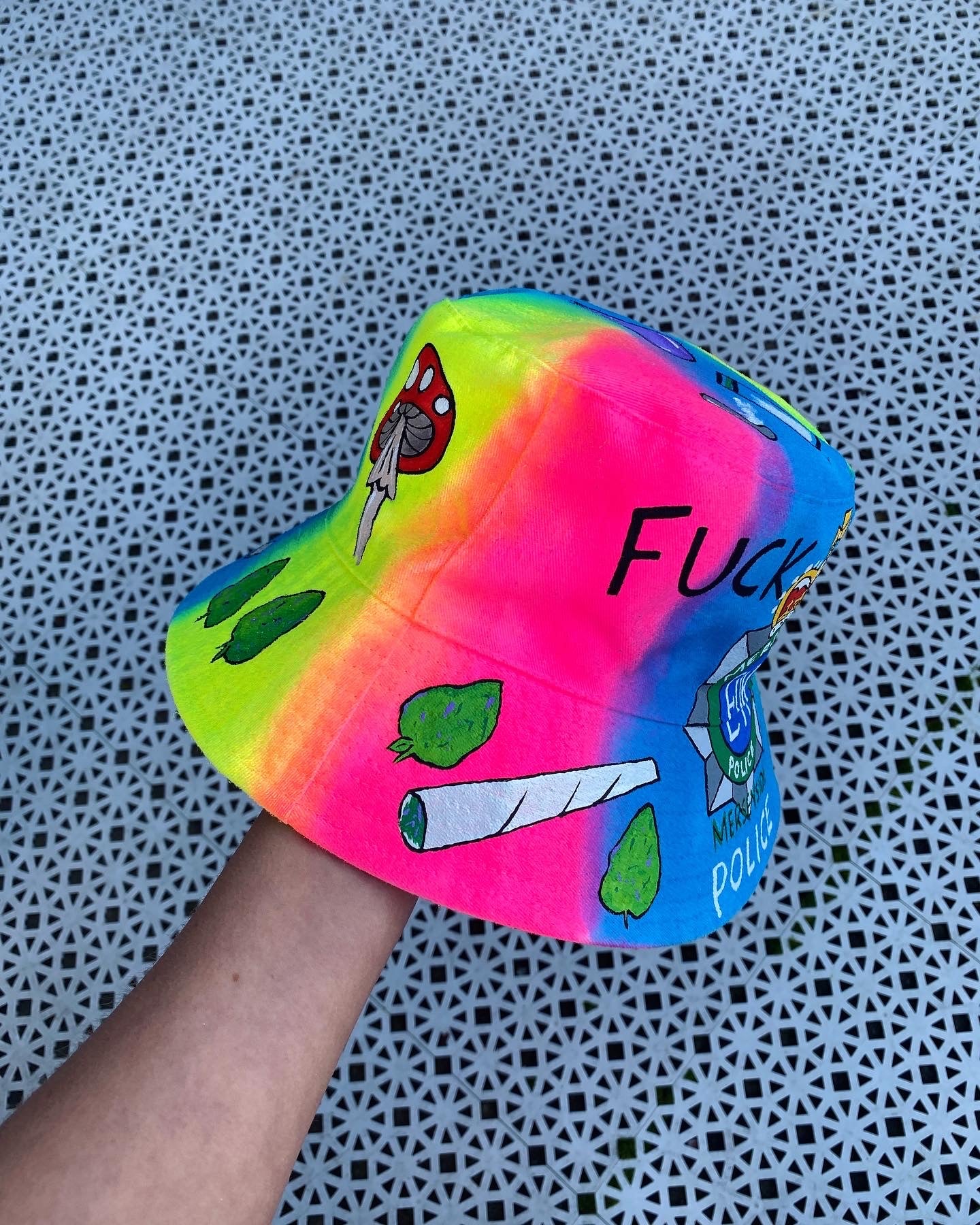 ‘zFCKTHEPIGS’ bucket hat