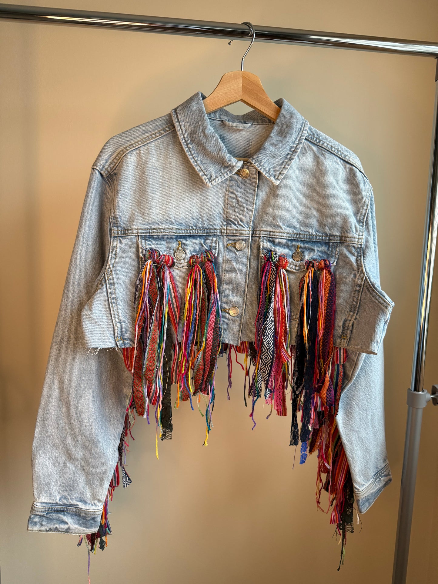 aaaTASSELBoho’ cropped denim jacket