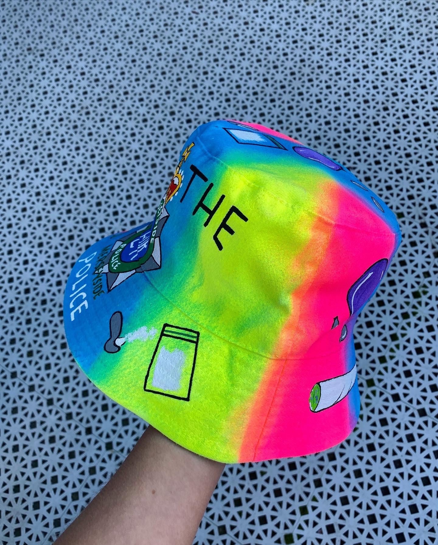 ‘zFCKTHEPIGS’ bucket hat