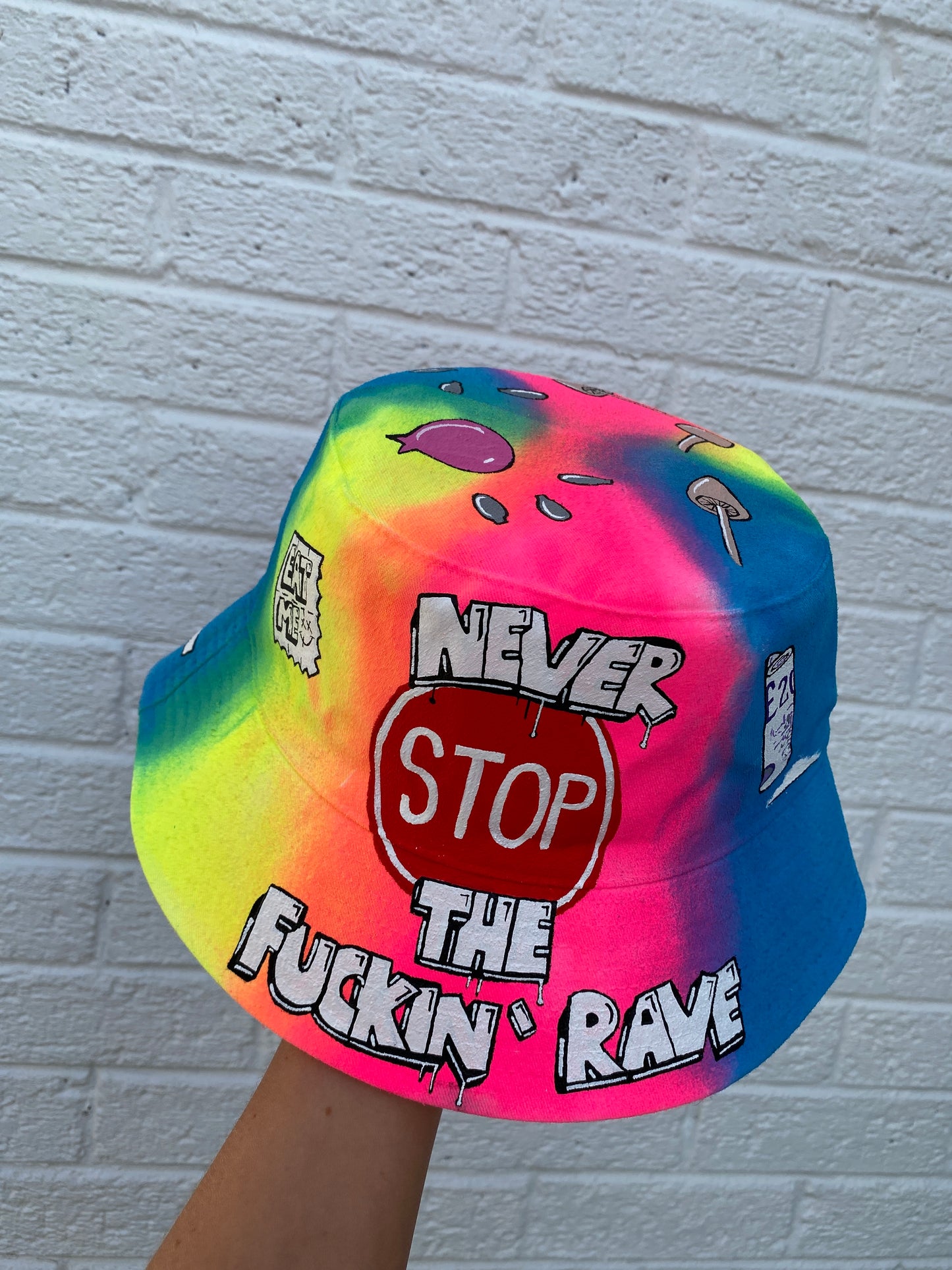 ‘zNEVER STOP THE RAVE’ bucket hat