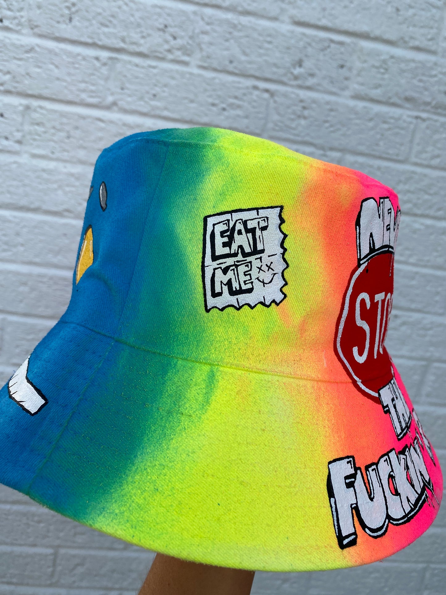 ‘zNEVER STOP THE RAVE’ bucket hat