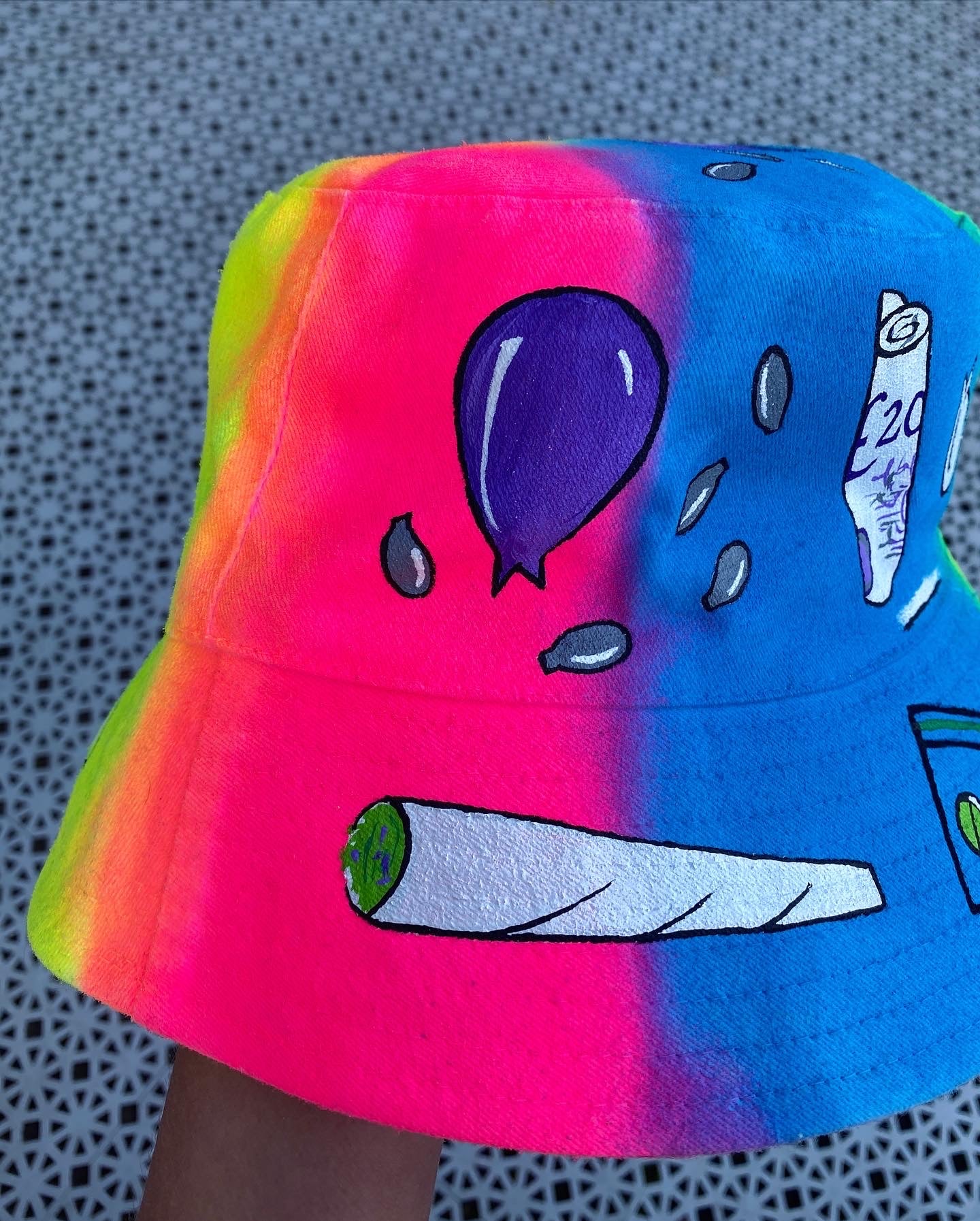 ‘zFCKTHEPIGS’ bucket hat