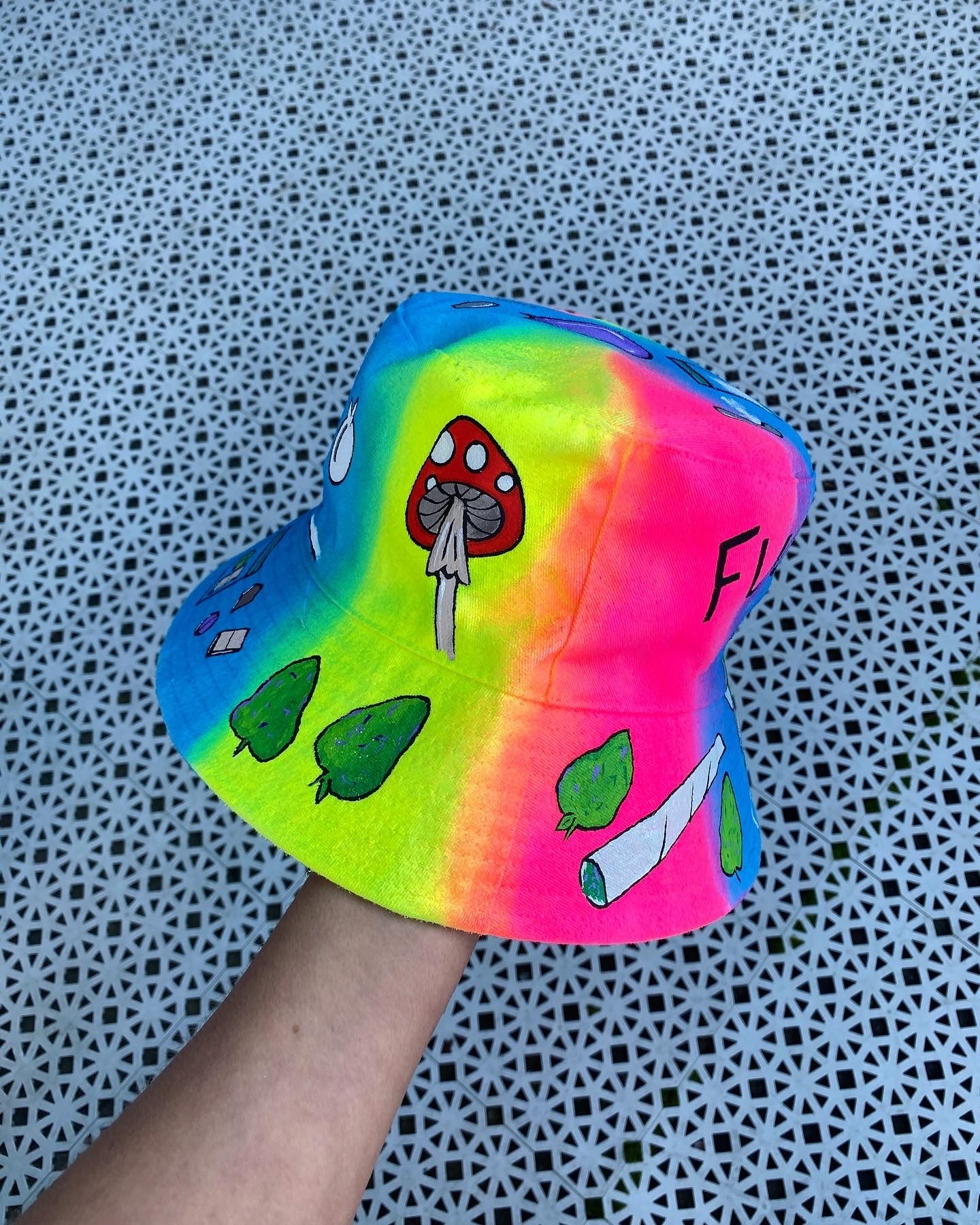 ‘zFCKTHEPIGS’ bucket hat