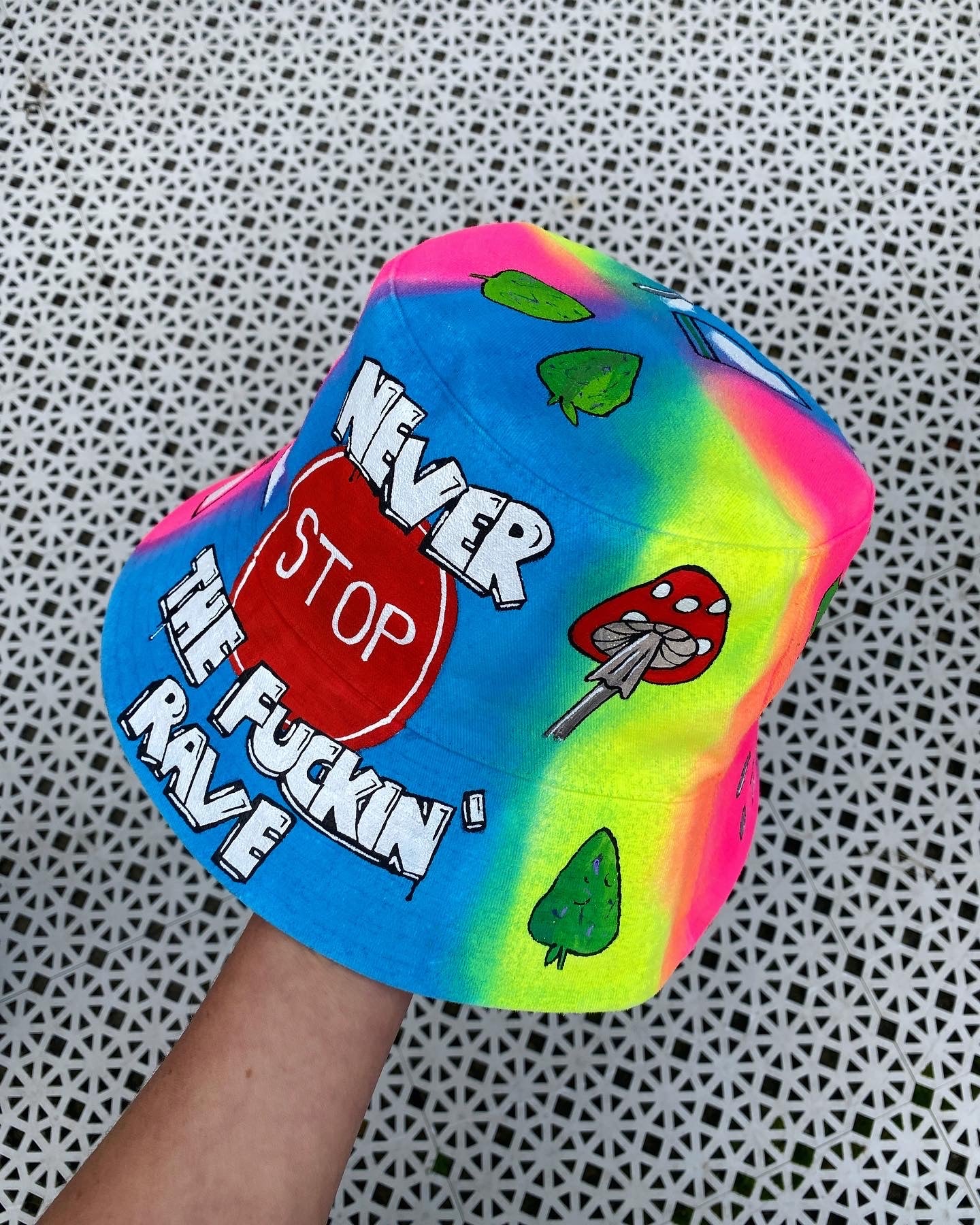 ‘zNEVER STOP THE RAVE’ bucket hat
