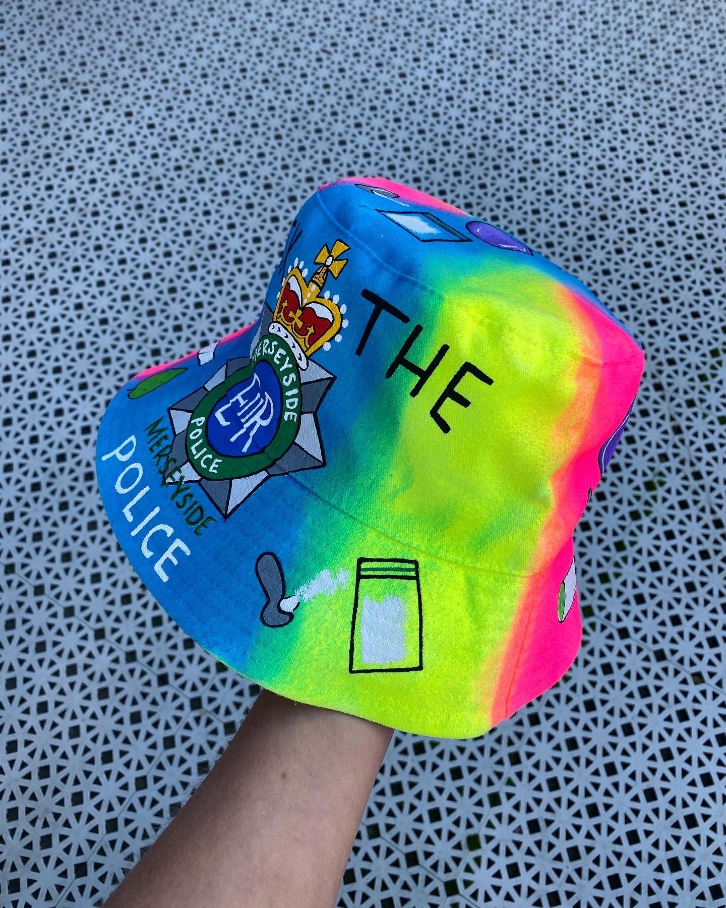 ‘zFCKTHEPIGS’ bucket hat