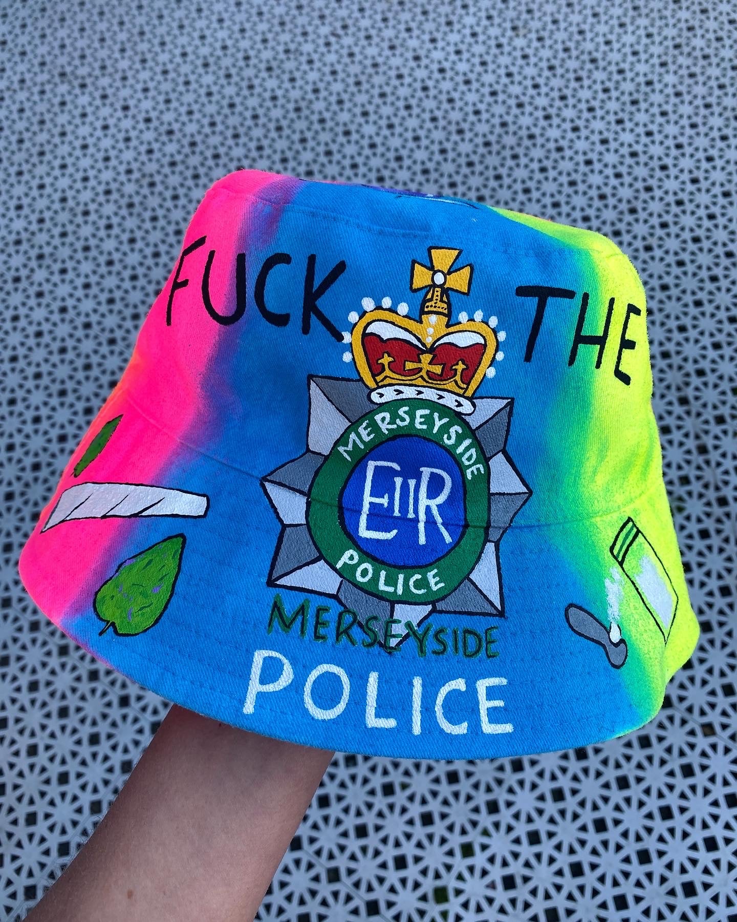 ‘zFCKTHEPIGS’ bucket hat