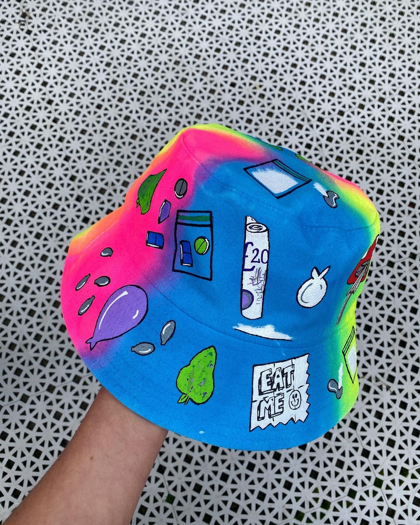 ‘zNEVER STOP THE RAVE’ bucket hat