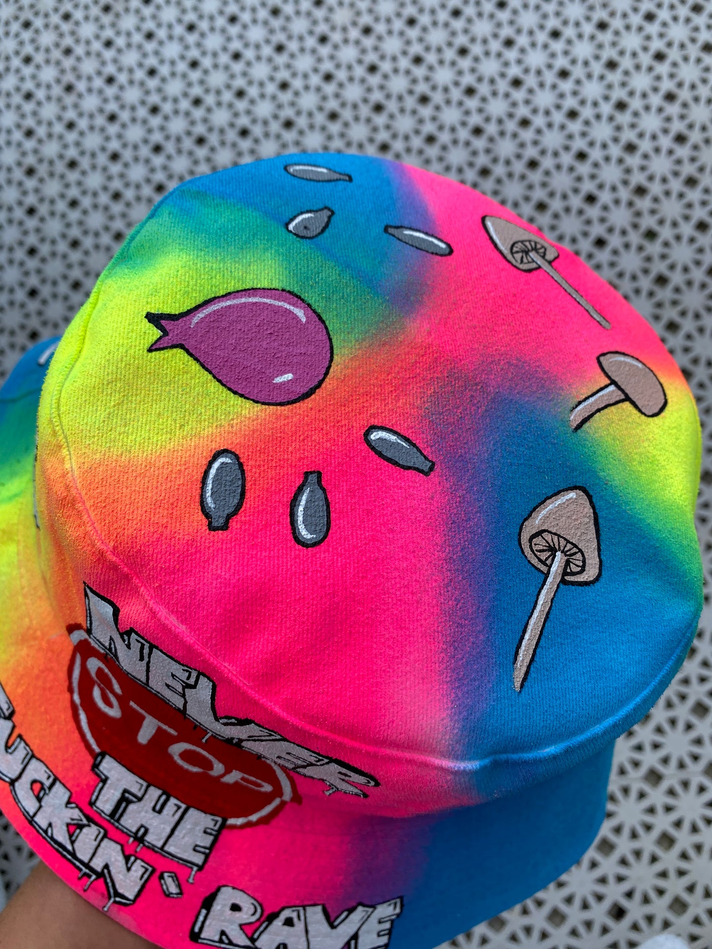 ‘zNEVER STOP THE RAVE’ bucket hat