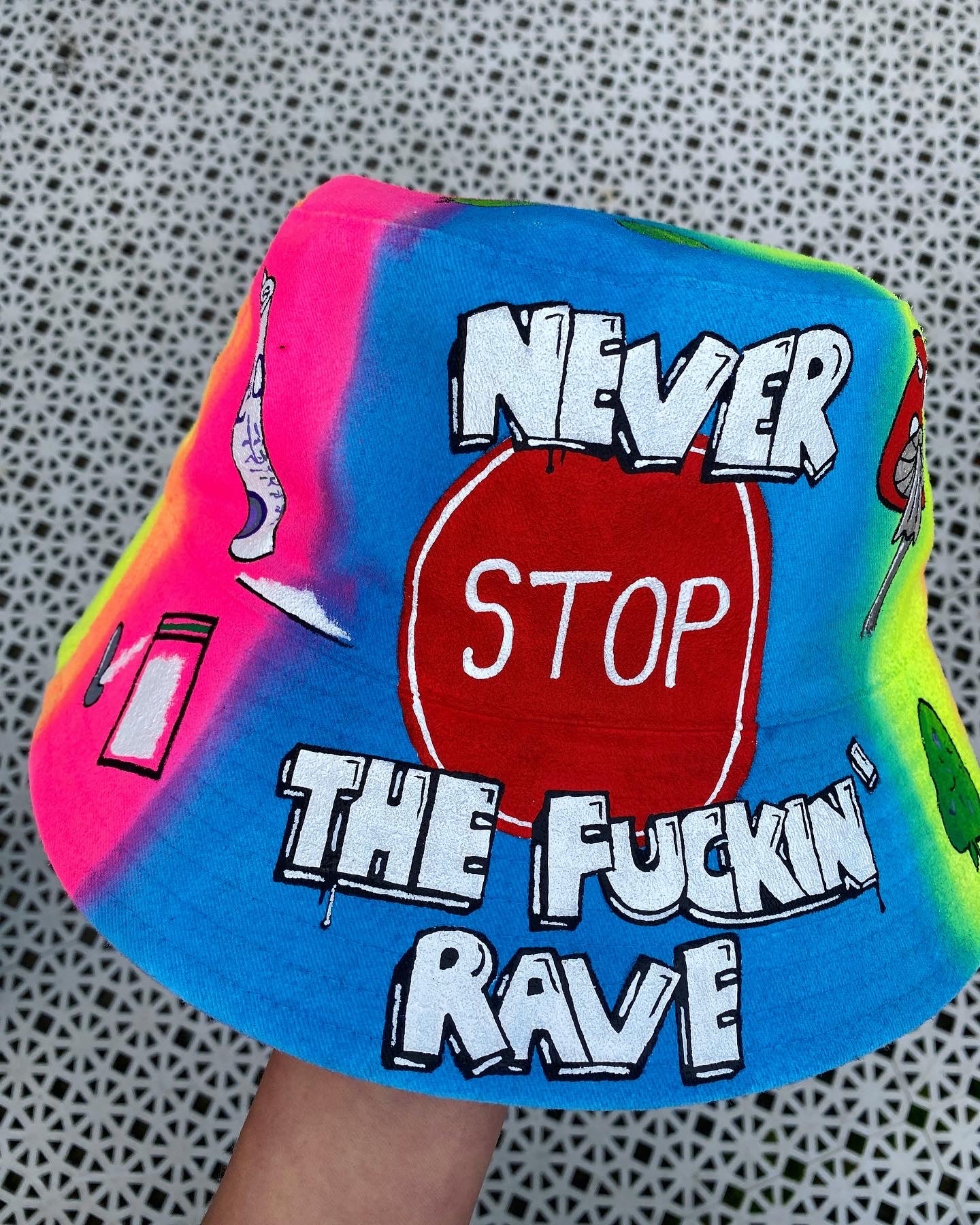 ‘zNEVER STOP THE RAVE’ bucket hat