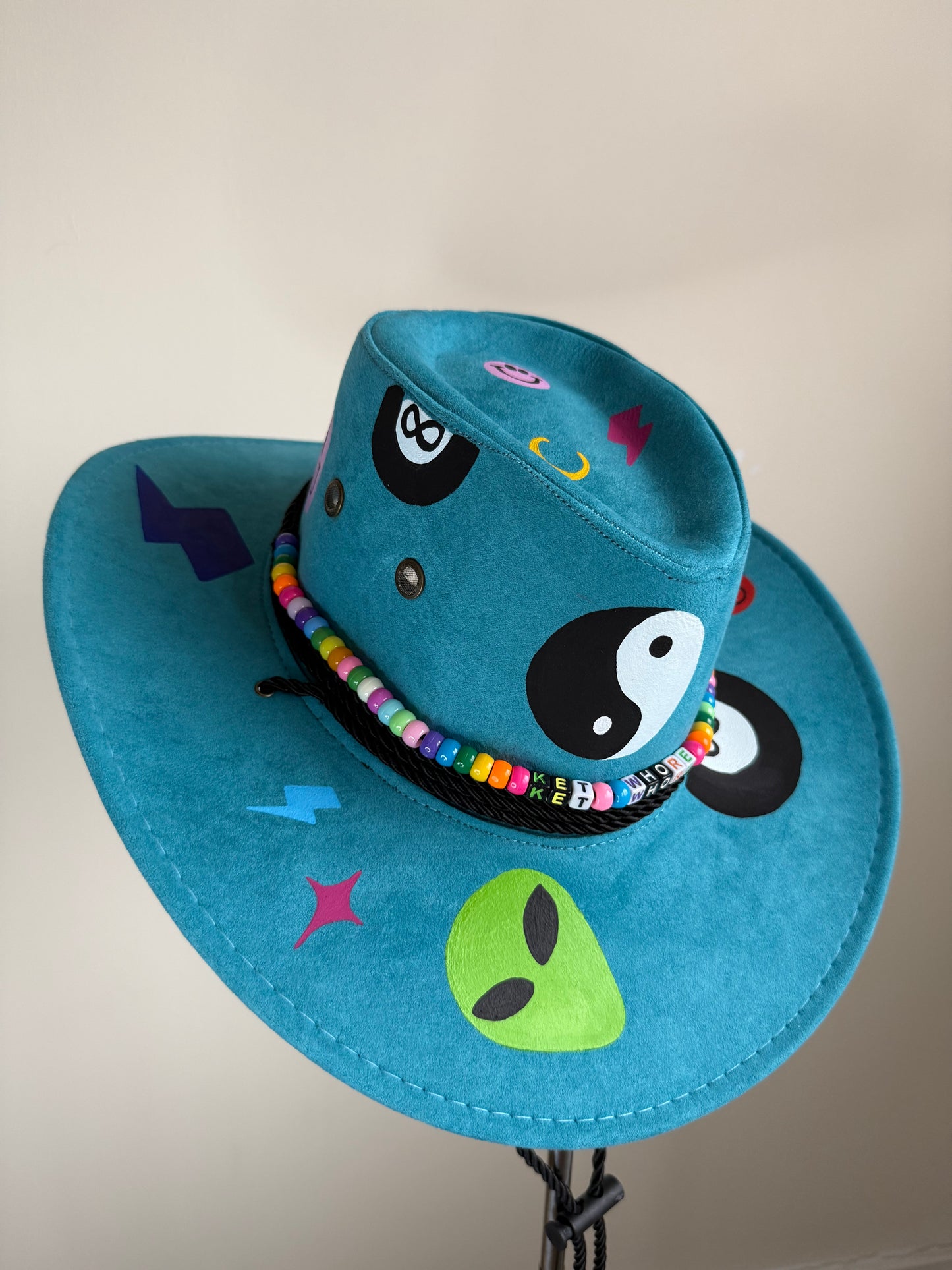 aaaK3T WH0R3’ Festival Hat