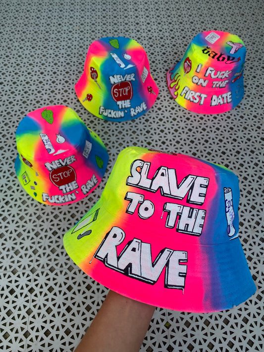 ‘zSLAVE TO THE RAVE’ bucket hat
