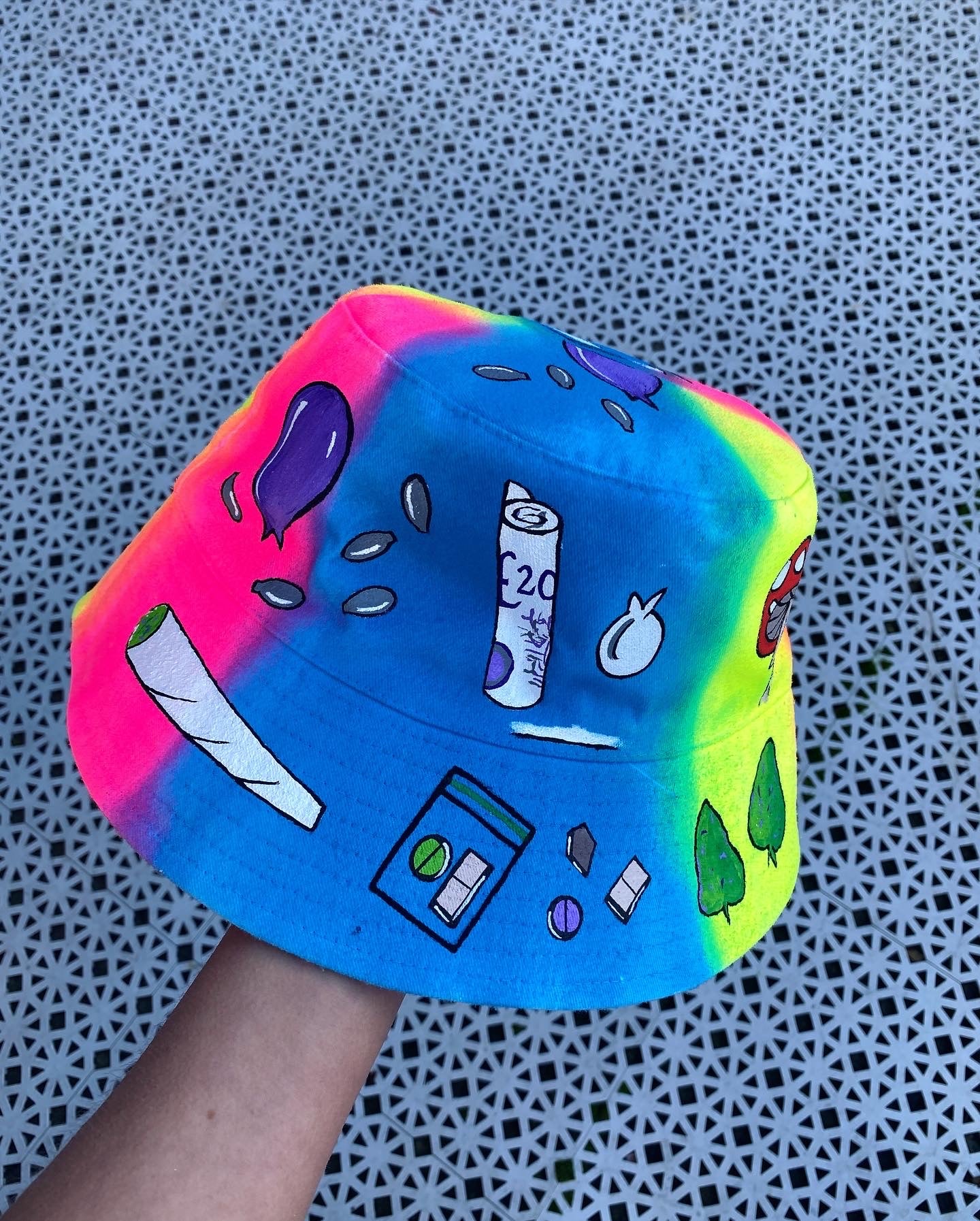 ‘zFCKTHEPIGS’ bucket hat