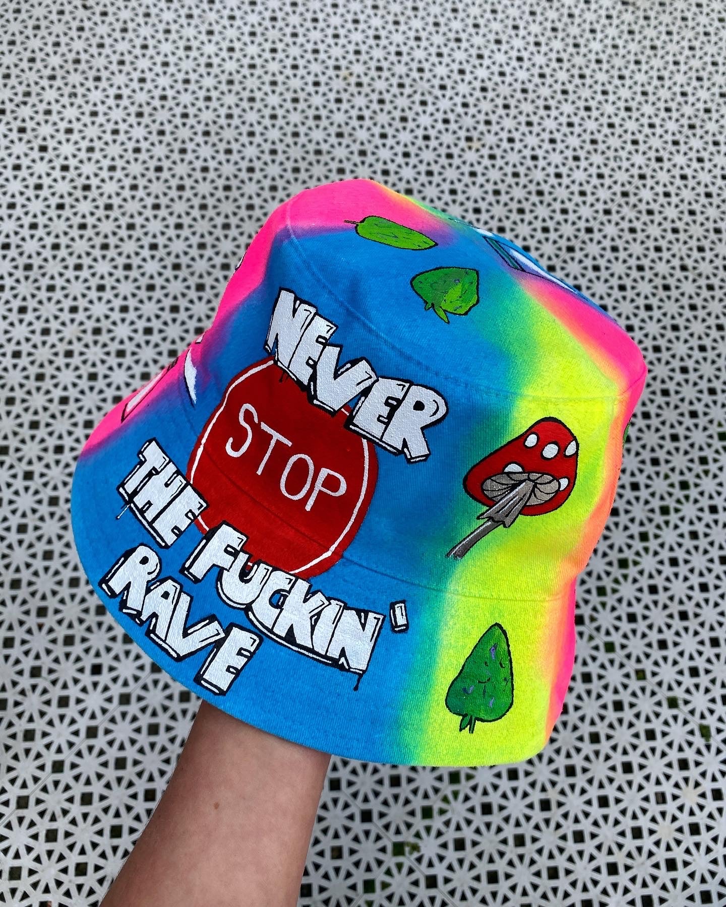‘zNEVER STOP THE RAVE’ bucket hat