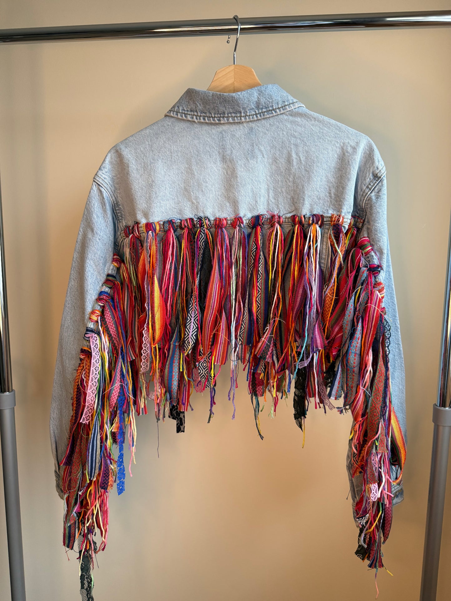 aaaTASSELBoho’ cropped denim jacket