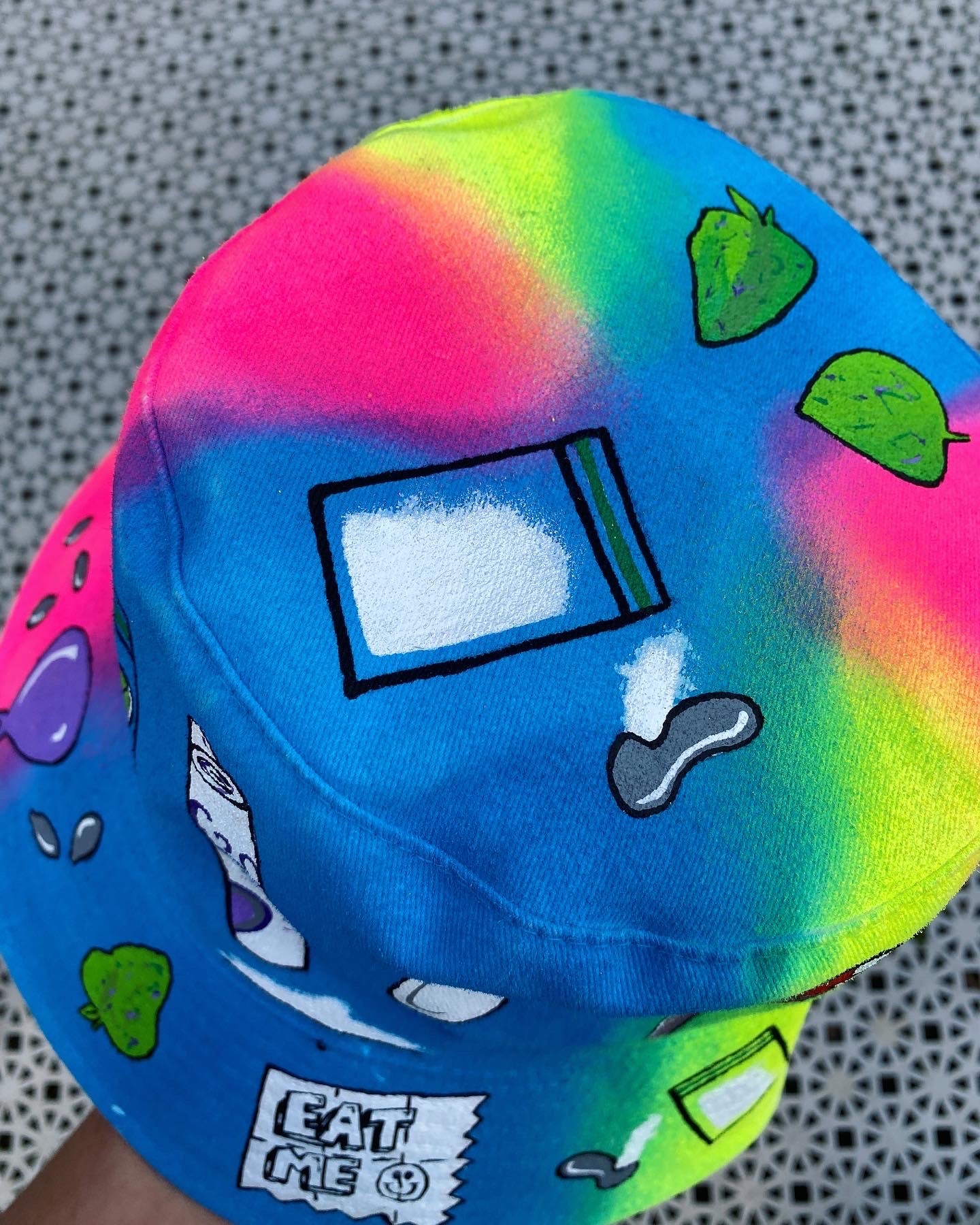 ‘zNEVER STOP THE RAVE’ bucket hat