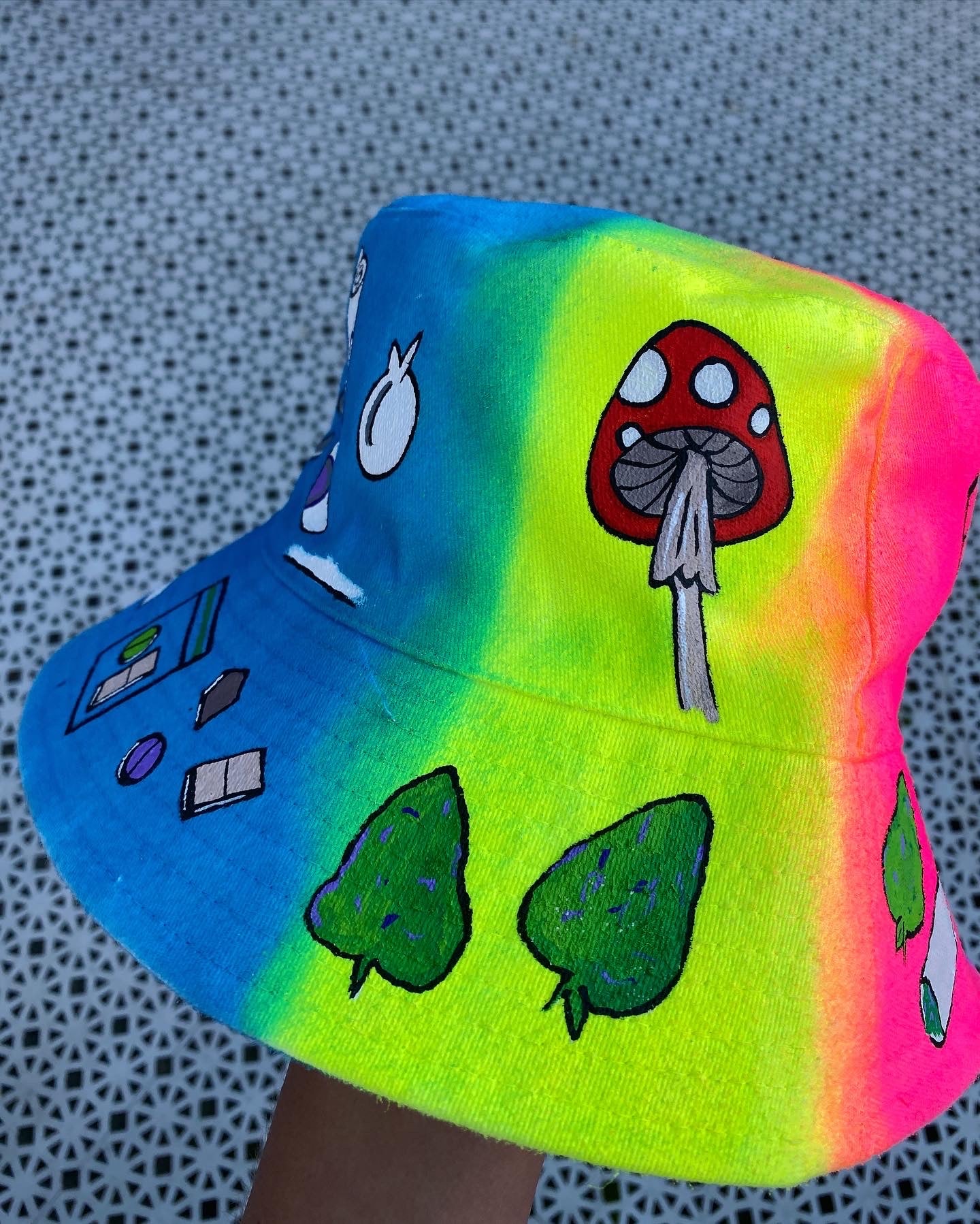 ‘zFCKTHEPIGS’ bucket hat