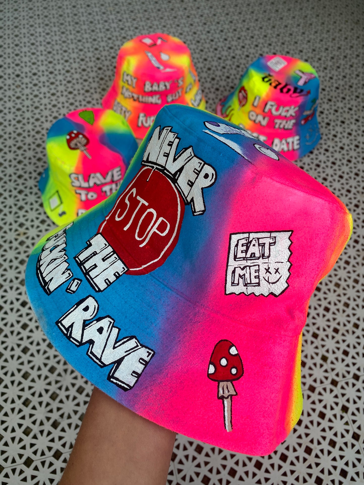 ‘zNEVER STOP THE RAVE’ bucket hat