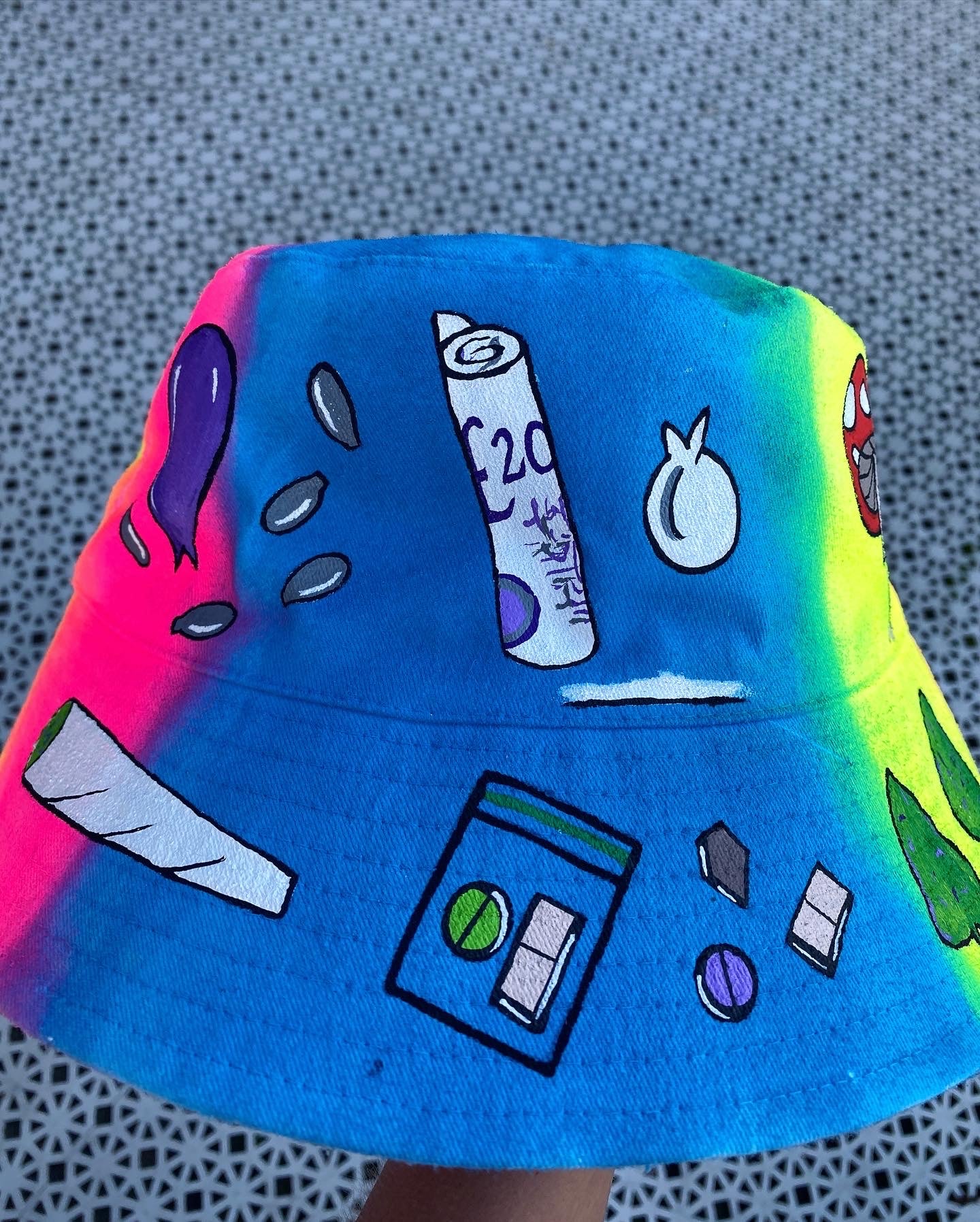 ‘zFCKTHEPIGS’ bucket hat