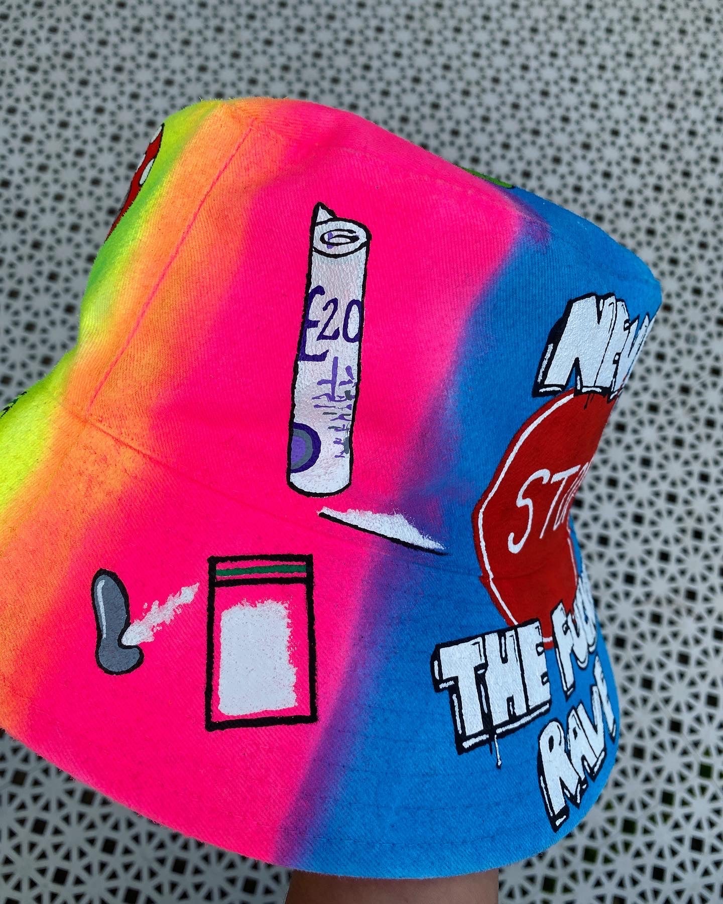 ‘zNEVER STOP THE RAVE’ bucket hat