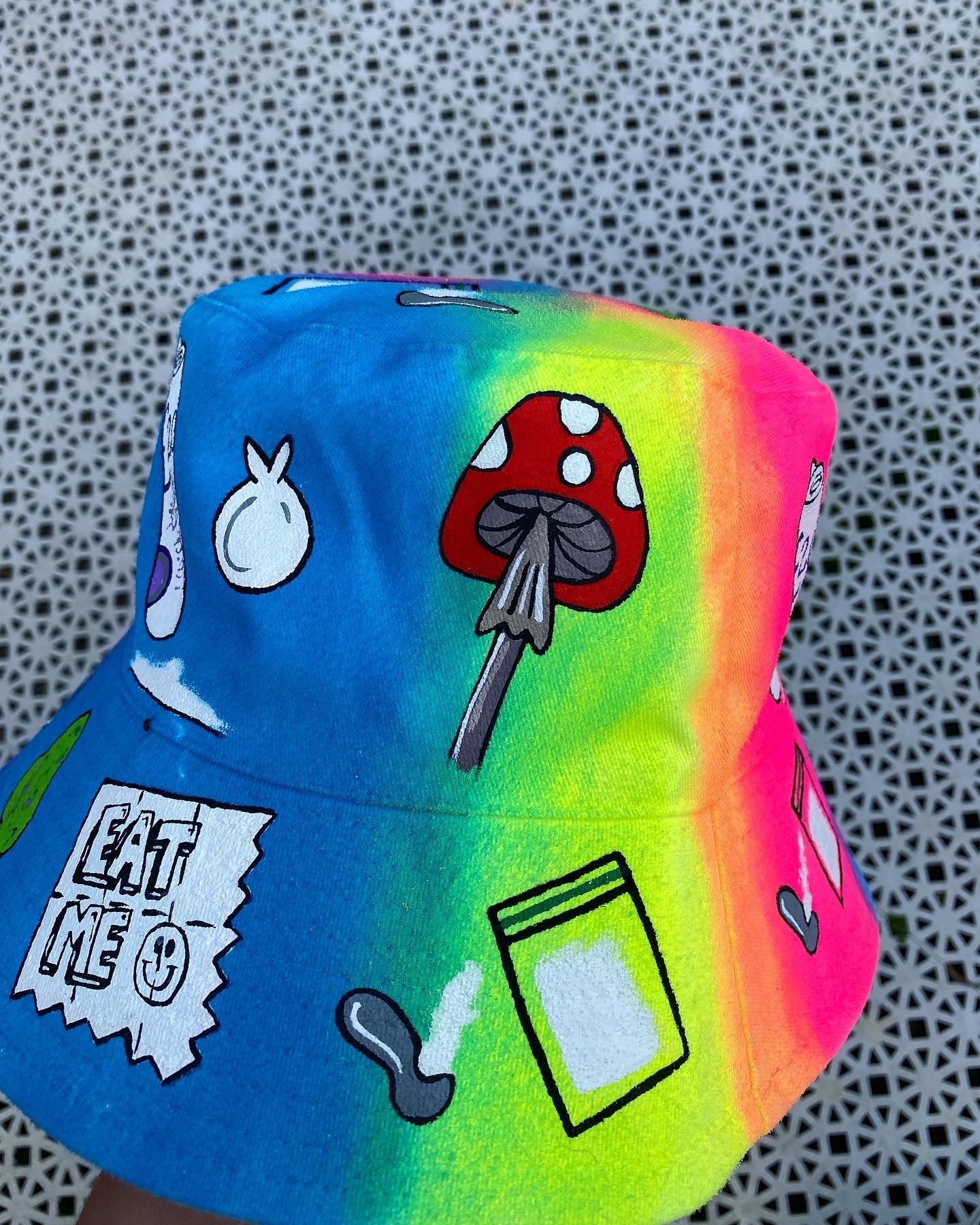 ‘zNEVER STOP THE RAVE’ bucket hat