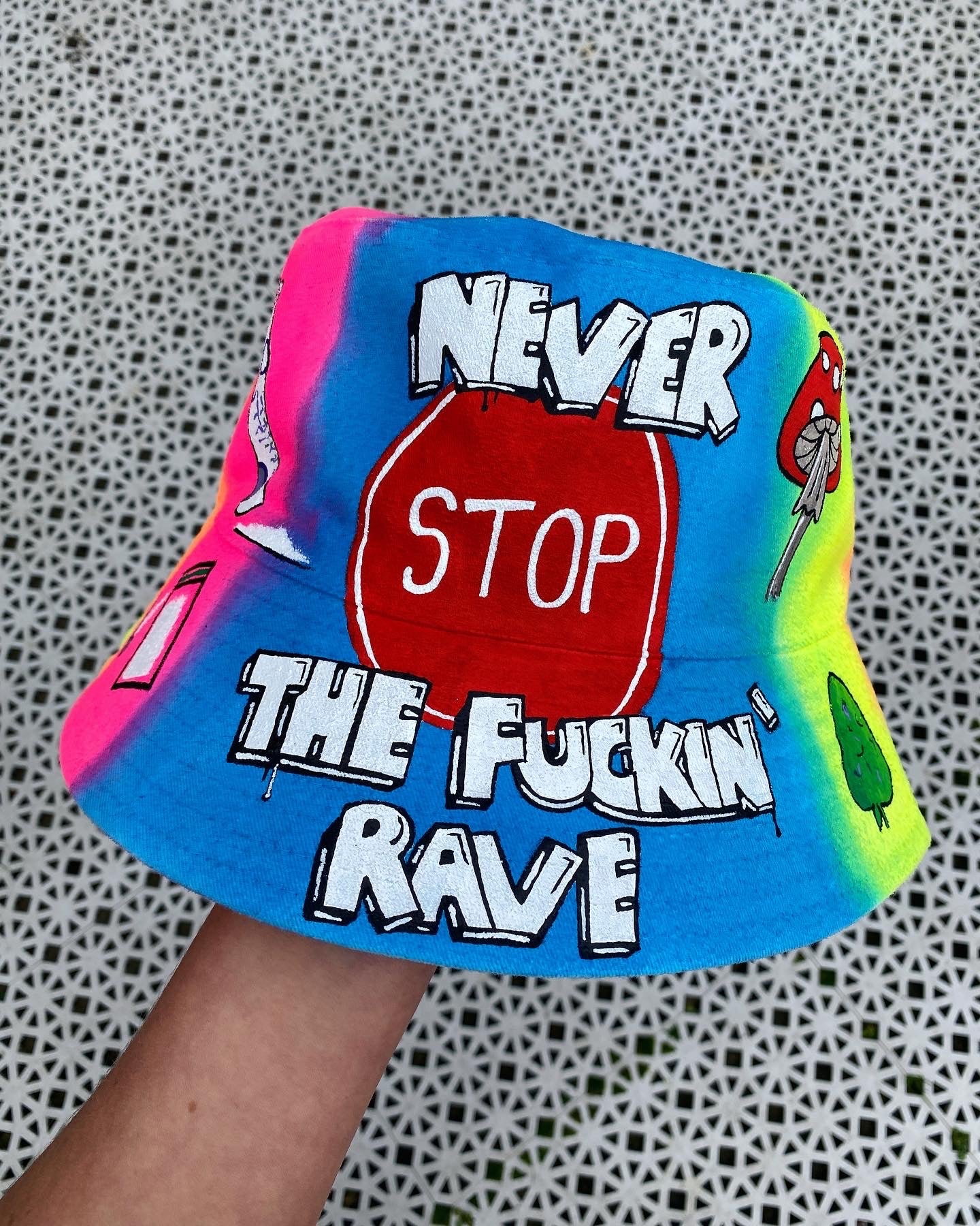 ‘zNEVER STOP THE RAVE’ bucket hat