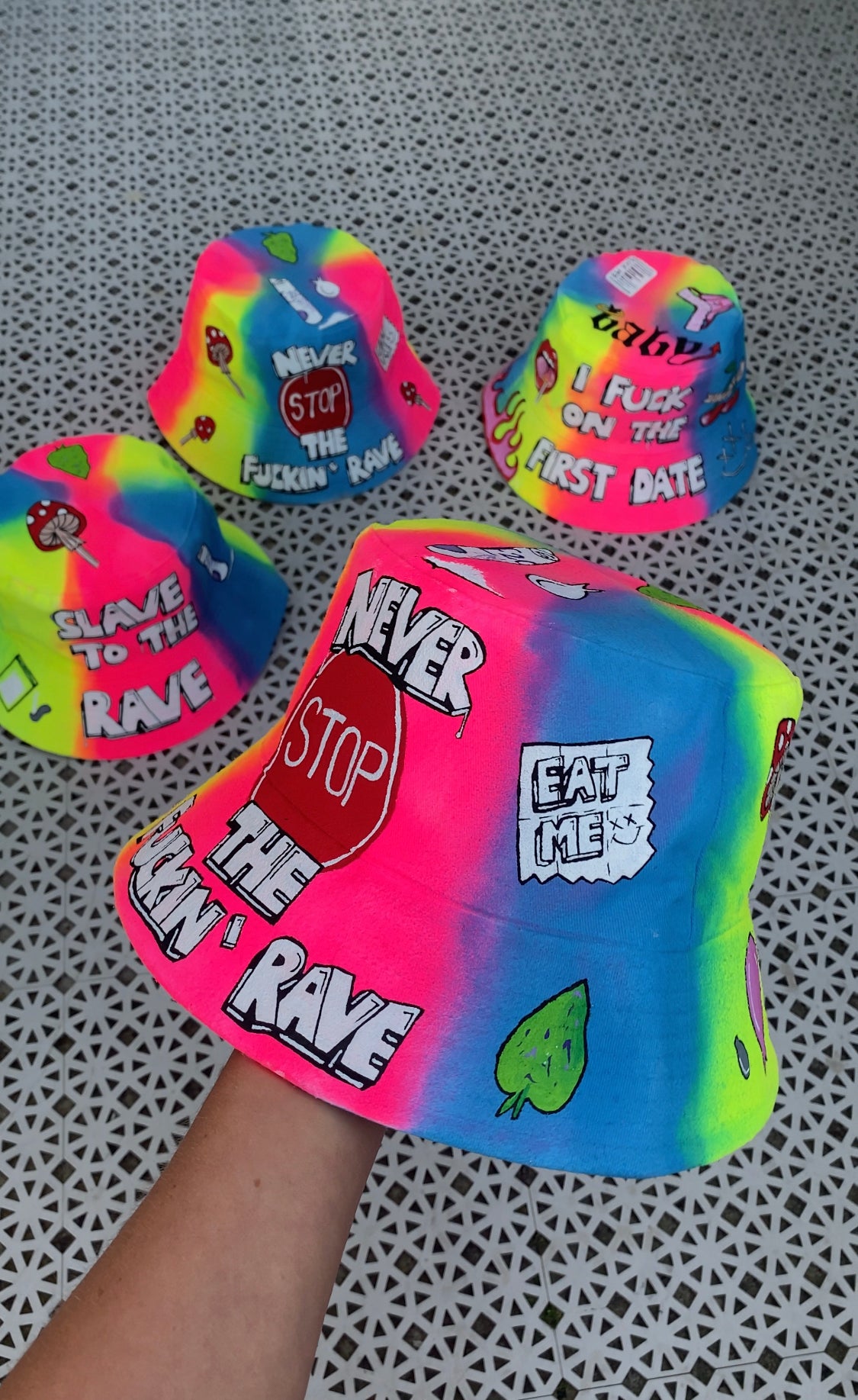 ‘zNEVER STOP THE RAVE’ bucket hat