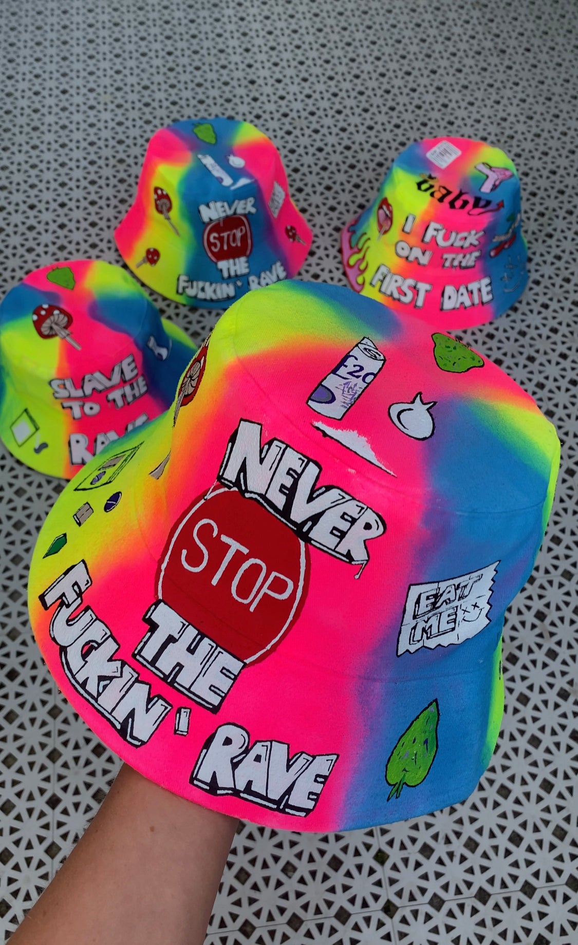 ‘zNEVER STOP THE RAVE’ bucket hat