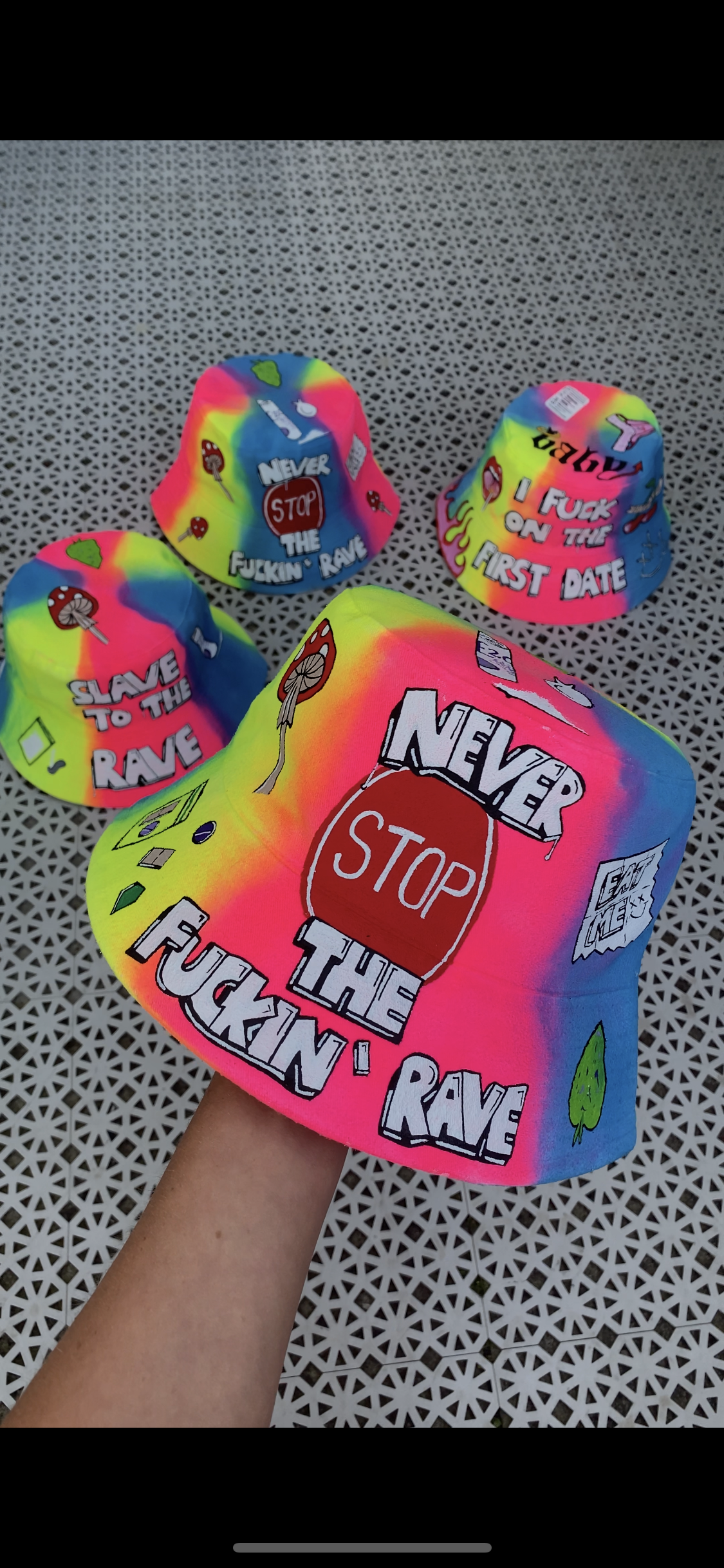‘zNEVER STOP THE RAVE’ bucket hat
