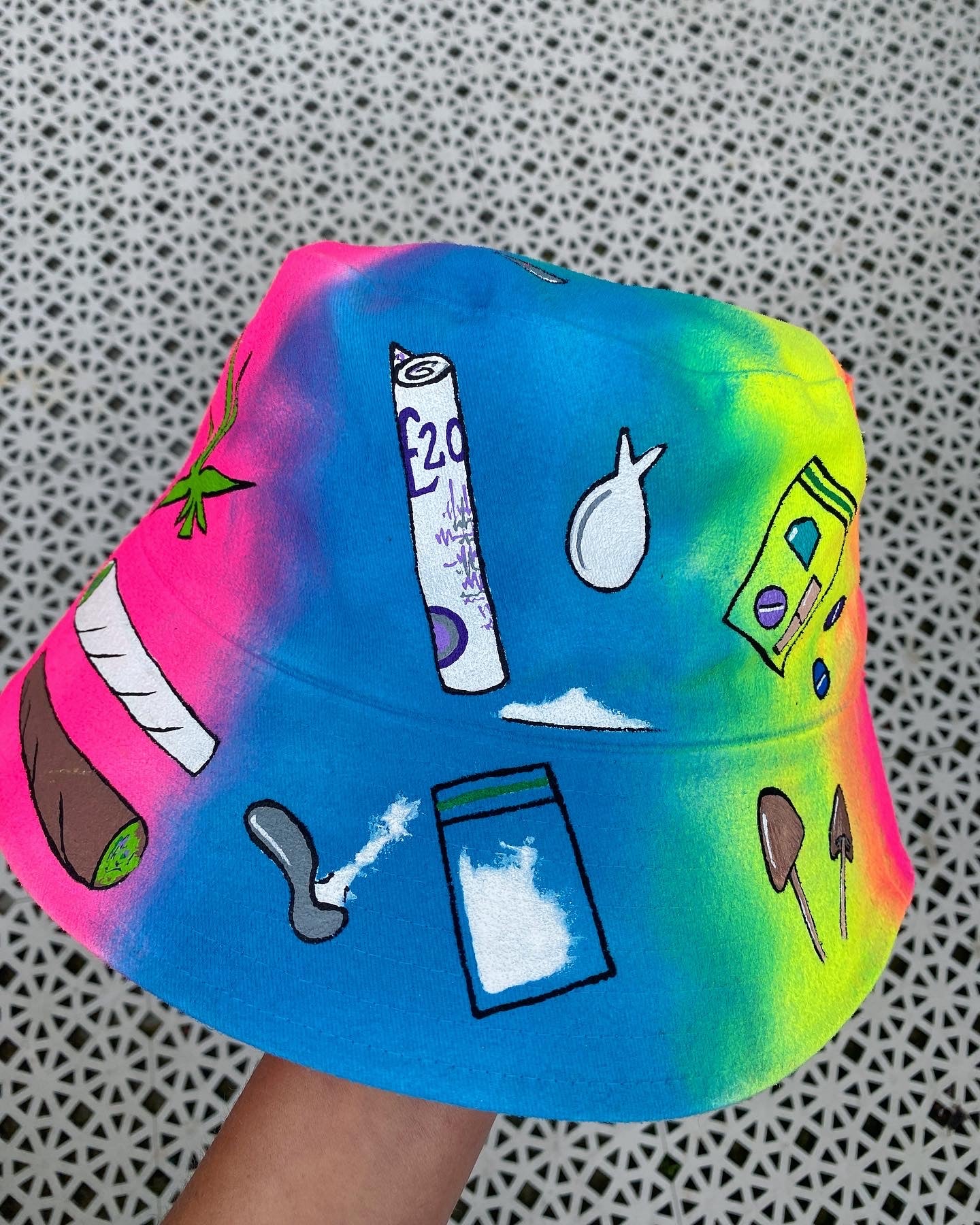 ‘zNEVER STOP THE RAVE’ bucket hat