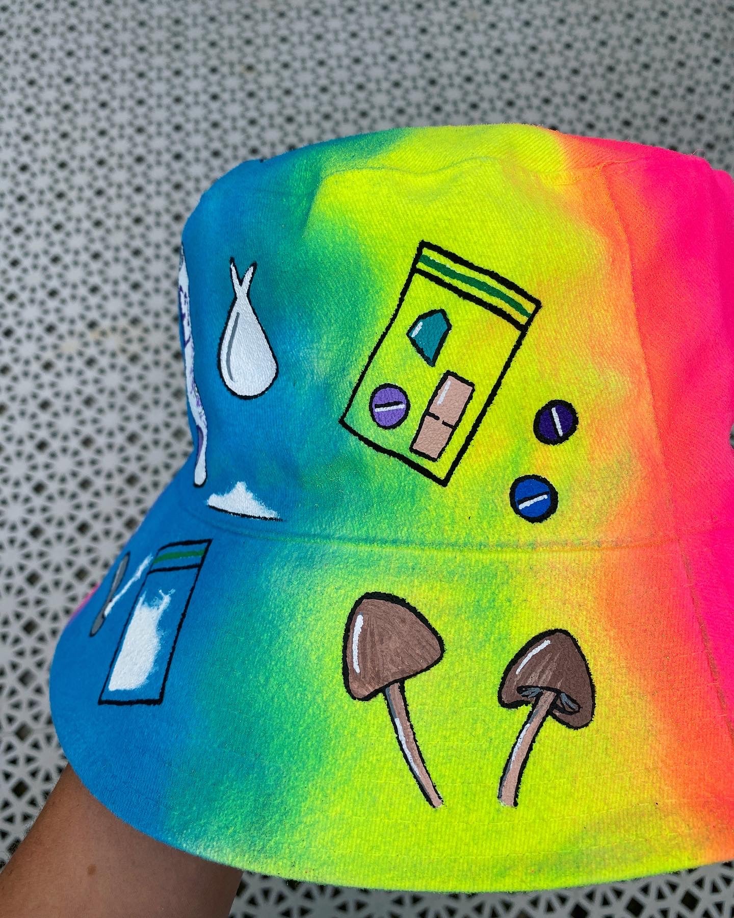 ‘zNEVER STOP THE RAVE’ bucket hat